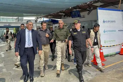 El ministro del Interior, Víctor Manuel Torres Falcón, inspecciona los almacenes de Migraciones para verificar el buen abastecimiento de pasaportes. Foto: ANDINA/Mininter