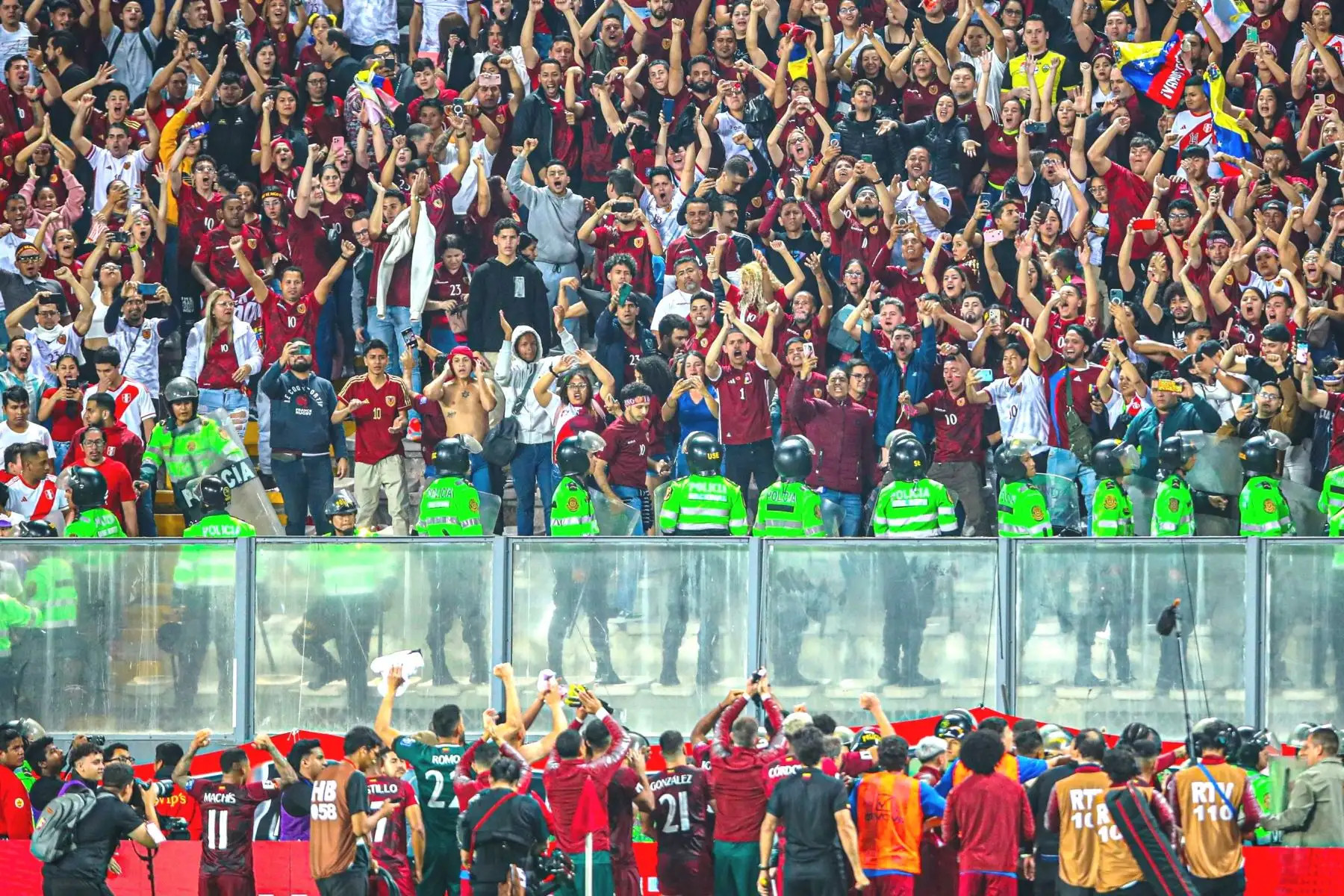 La aficción venezolana celebrá el empate 1-1 ante Perú por las eliminatorias para la Copa Mundo de Fútbol de 2026 en el estadio Nacional en Lima (Perú).Foto: EFEFoto: EFE