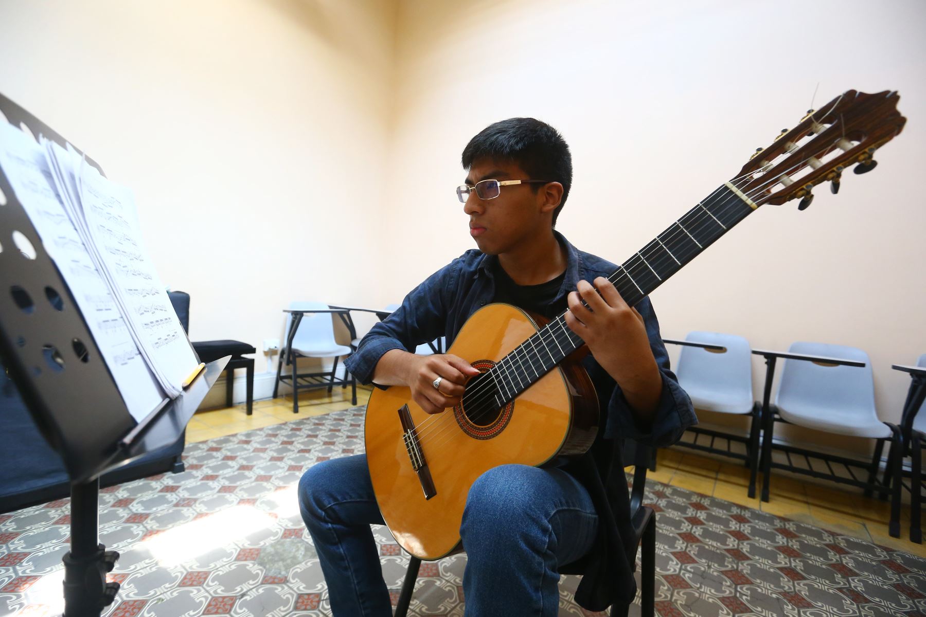 Estudiante de la Universidad Nacional de Música (UNM) en el centro de Lima. Foto:ANDINA/ Eddy Ramos
