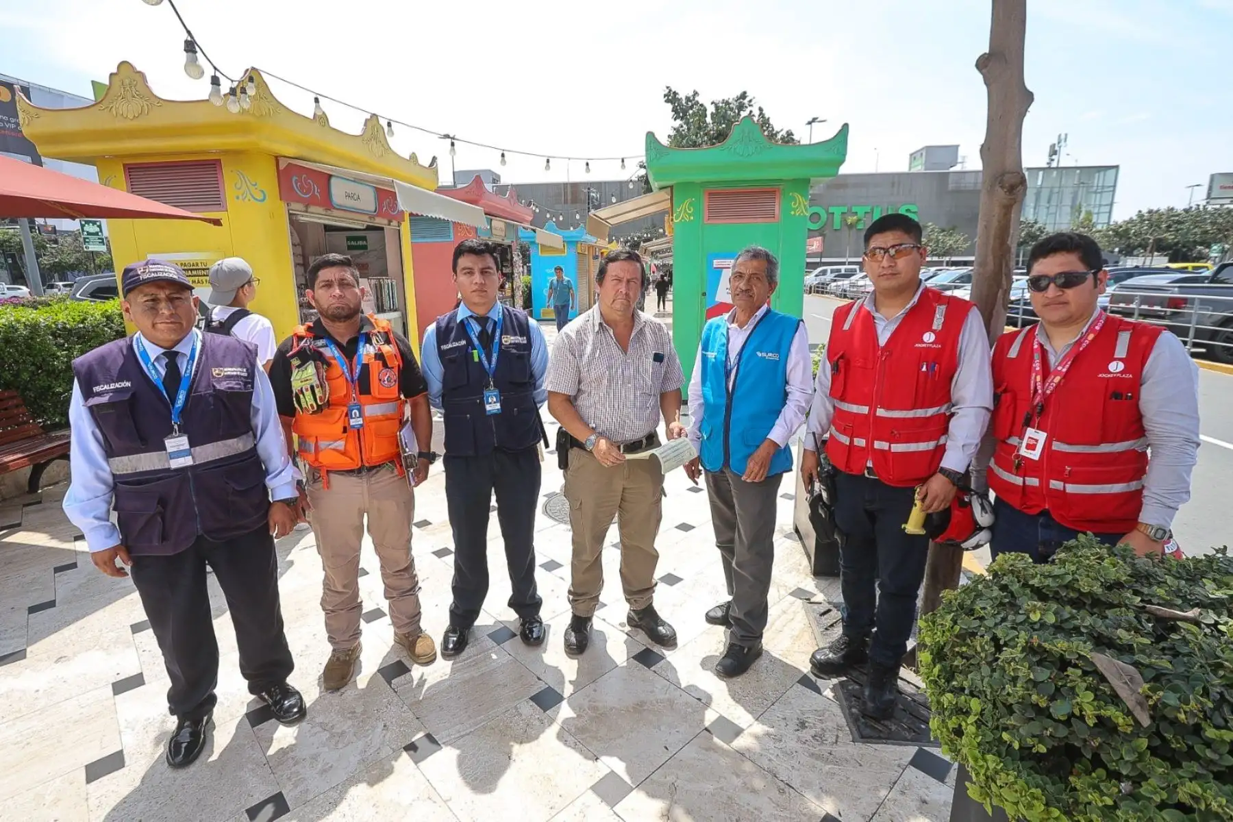Personal del municipio de Santiago de Surco refuerza acciones de control en mercados y centros comerciales. Foto: Municipalidad de Surco/Difusión.
