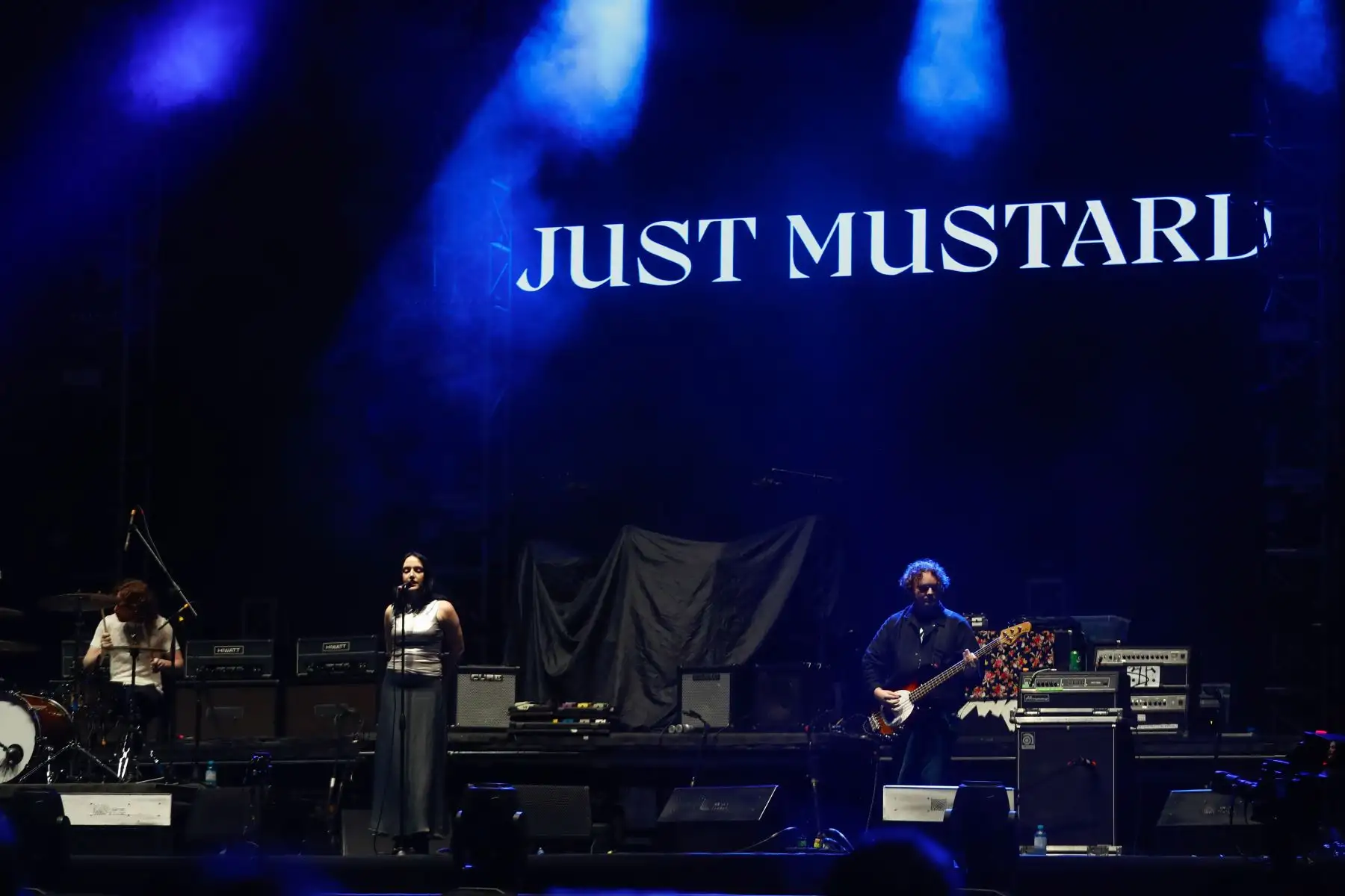 La banda de rock experimental irlandesa Just Mustard se encargó de telonear a The Cure, que volvió al Perú para tocar en el estadio de la Universidad San Marcos después de 10 años de su primera presentación en nuestro país.
Foto: ANDINA/Daniel Bracamonte