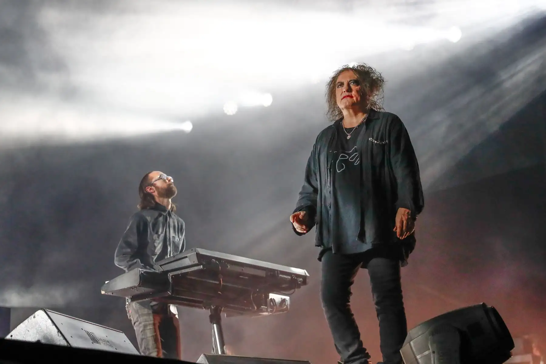 La famosa banda británica de rock The Cure, liderada por Robert Smith, está de vuelta en nuestro país para ofrecer un concierto inolvidable para todos sus fans y amantes de este género musical, haciendo vibrar desde el estadio San Marcos al público peruano con sus éxitos como  