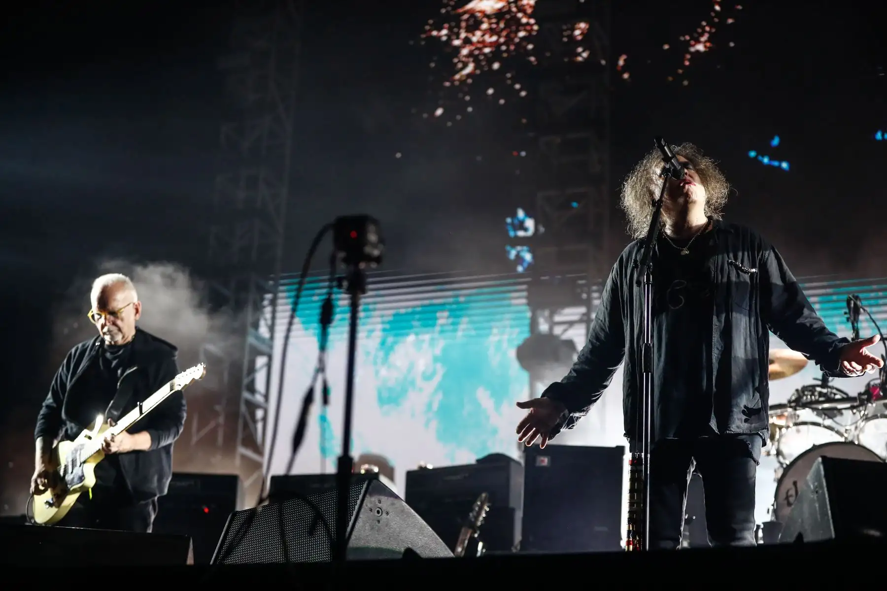 La famosa banda británica de rock The Cure, liderada por Robert Smith, está de vuelta en nuestro país para ofrecer un concierto inolvidable para todos sus fans y amantes de este género musical, haciendo vibrar desde el estadio San Marcos al público peruano con sus éxitos como  
