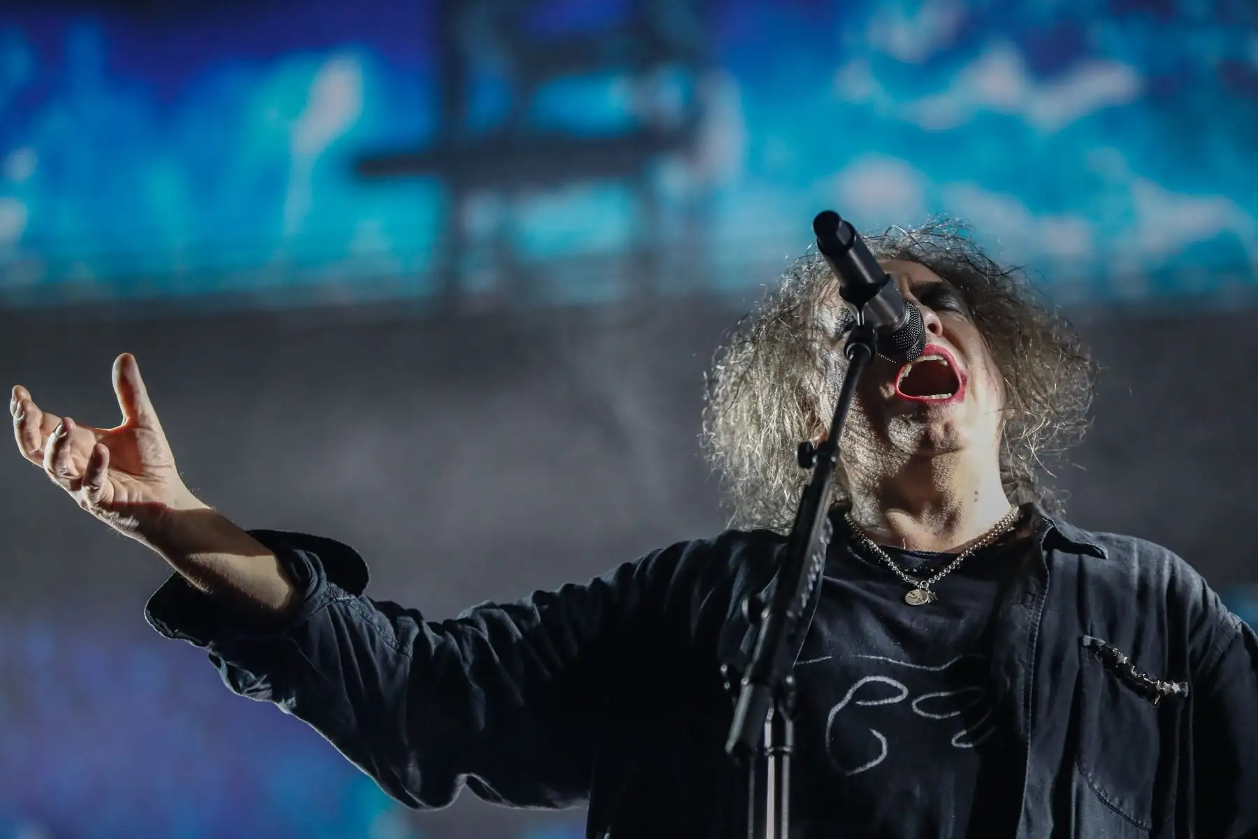 La famosa banda británica de rock The Cure, liderada por Robert Smith, está de vuelta en nuestro país para ofrecer un concierto inolvidable para todos sus fans y amantes de este género musical, haciendo vibrar desde el estadio San Marcos al público peruano con sus éxitos como  