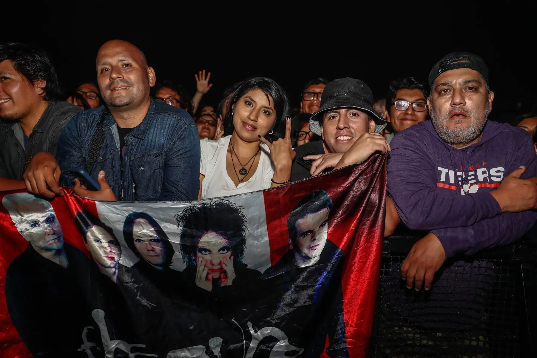 Fanáticos peruanos de la banda británica de rock The Cure llegan al estadio de la Universidad San Marcos para el esperado concierto del grupo de rock liderado por Robert Smith este miércoles 22 de noviembre por la noche.
Foto: ANDINA/Daniel Bracamonte