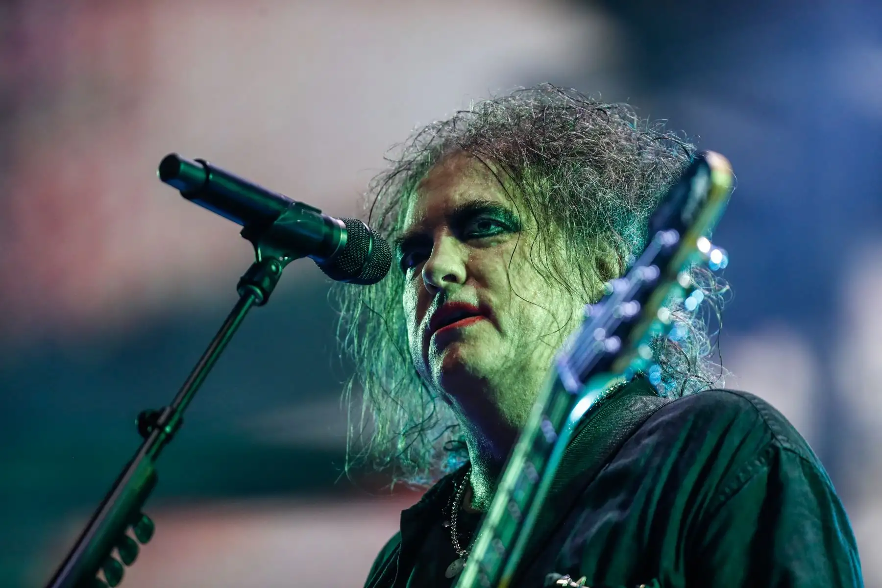 La famosa banda británica de rock The Cure, liderada por Robert Smith, está de vuelta en nuestro país para ofrecer un concierto inolvidable para todos sus fans y amantes de este género musical, haciendo vibrar desde el estadio San Marcos al público peruano con sus éxitos como  