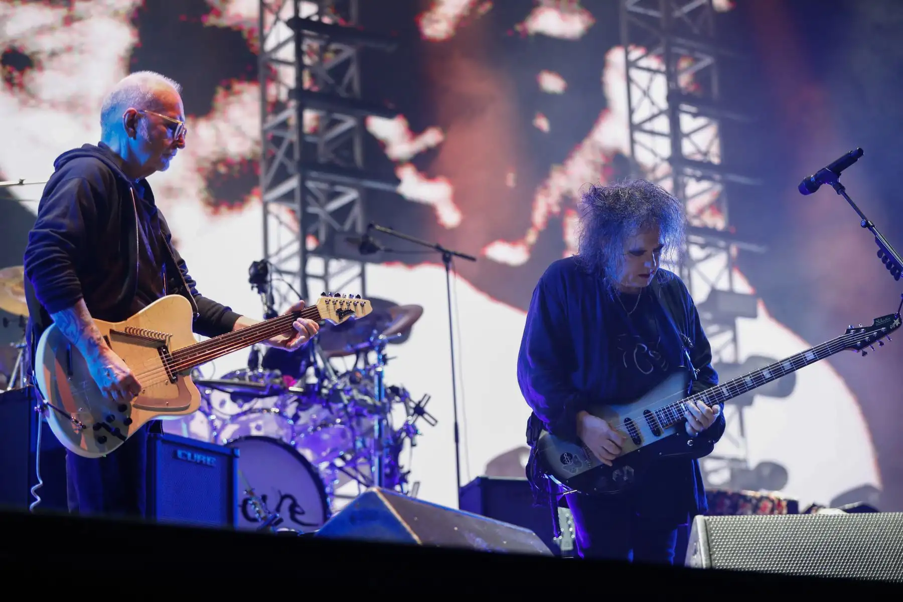 La famosa banda británica de rock The Cure, liderada por Robert Smith, está de vuelta en nuestro país para ofrecer un concierto inolvidable para todos sus fans y amantes de este género musical, haciendo vibrar desde el estadio San Marcos al público peruano con sus éxitos como  