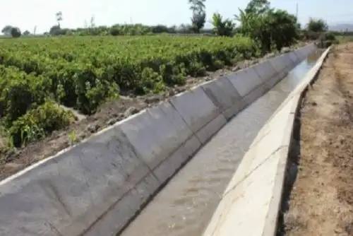Sistema de riego beneficiará a 65 familias, que contarán con agua para irrigar 140 hectáreas de terrenos agrícolas mediante la captación de 159 litros de agua por segundo.