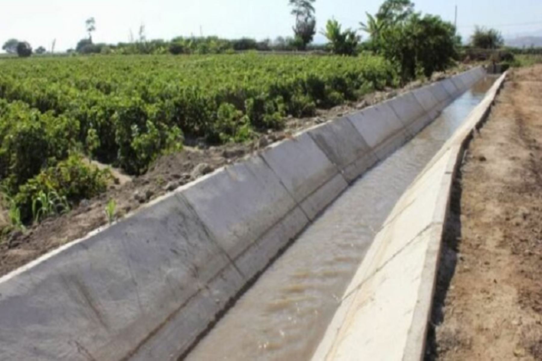 Sistema de riego beneficiará a 65 familias, que contarán con agua para irrigar 140 hectáreas de terrenos agrícolas mediante la captación de 159 litros de agua por segundo.