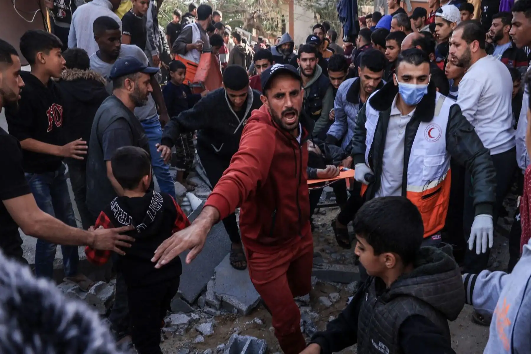 Un médico palestino y civiles cargan a un hombre herido después de un ataque israelí en Rafah, en el sur de la Franja de Gaza, el 23 de noviembre de 2023, en medio de continuas batallas entre Israel y el grupo militante palestino Hamás. Foto: ANDINA/ AFP