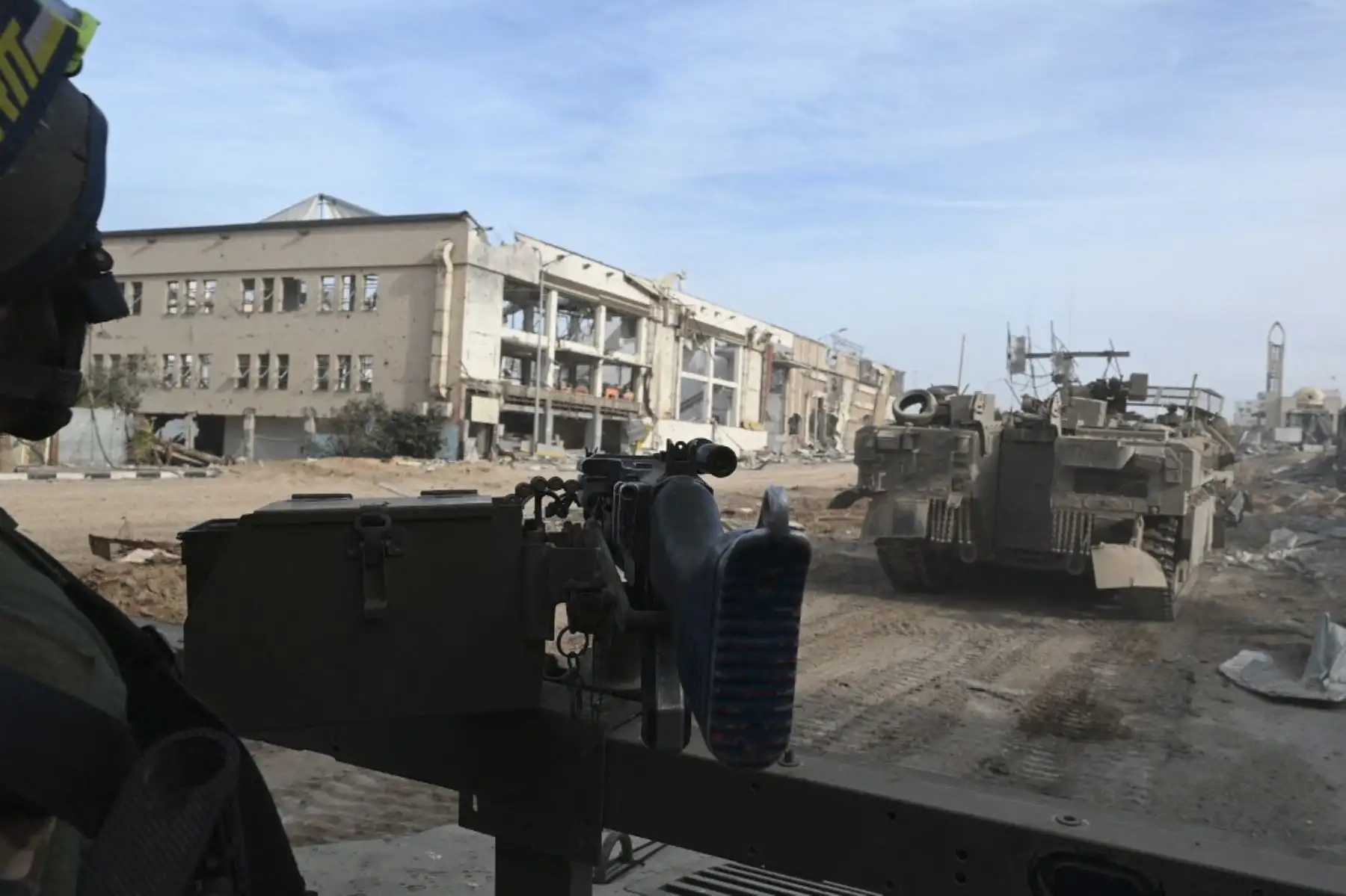 Vehículos militares israelíes circulan por una calle durante una operación militar en el norte de la Franja de Gaza en medio de continuas batallas entre Israel y el grupo militante palestino Hamas. Foto: ANDINA/ AFP