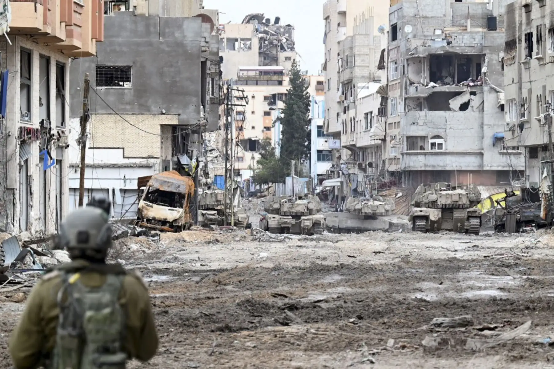 Tanques israelíes ruedan por una calle durante una operación militar en el norte de la Franja de Gaza en medio de continuas batallas entre Israel y el grupo militante palestino Hamas. Foto: ANDINA/AFP