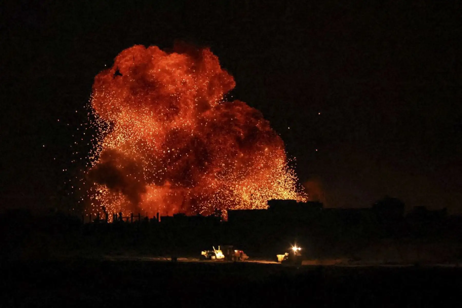 Esta fotografía tomada desde el lado israelí de la frontera con la Franja de Gaza muestra una explosión en la parte norte del enclave palestino durante un ataque israelí el 22 de noviembre de 2023, en medio de las batallas en curso entre Israel y el movimiento Hamas. Foto: ANDINA/AFP