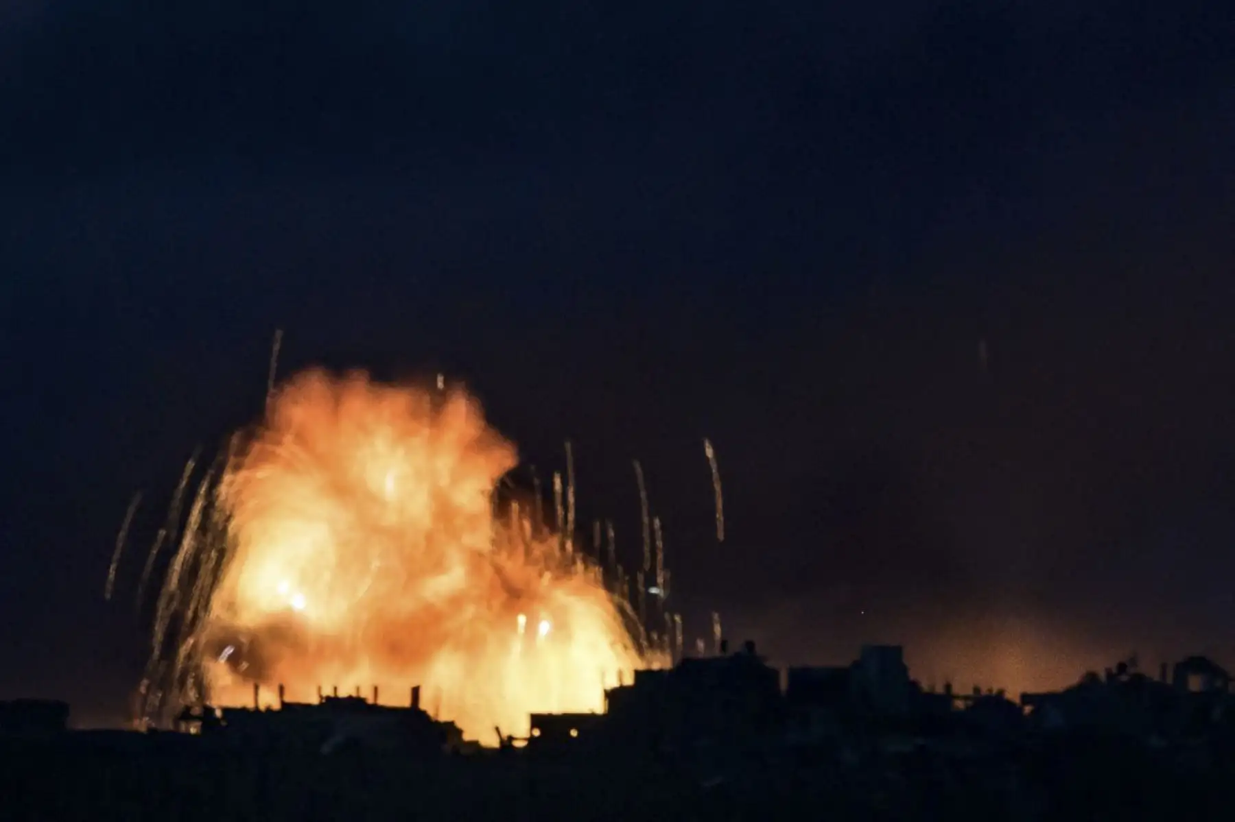 Esta fotografía tomada desde el lado israelí de la frontera con la Franja de Gaza muestra una explosión en la parte norte del enclave palestino durante un ataque israelí el 22 de noviembre de 2023, en medio de las batallas en curso entre Israel y el movimiento Hamas. 
Foto: ANDINA/AFP