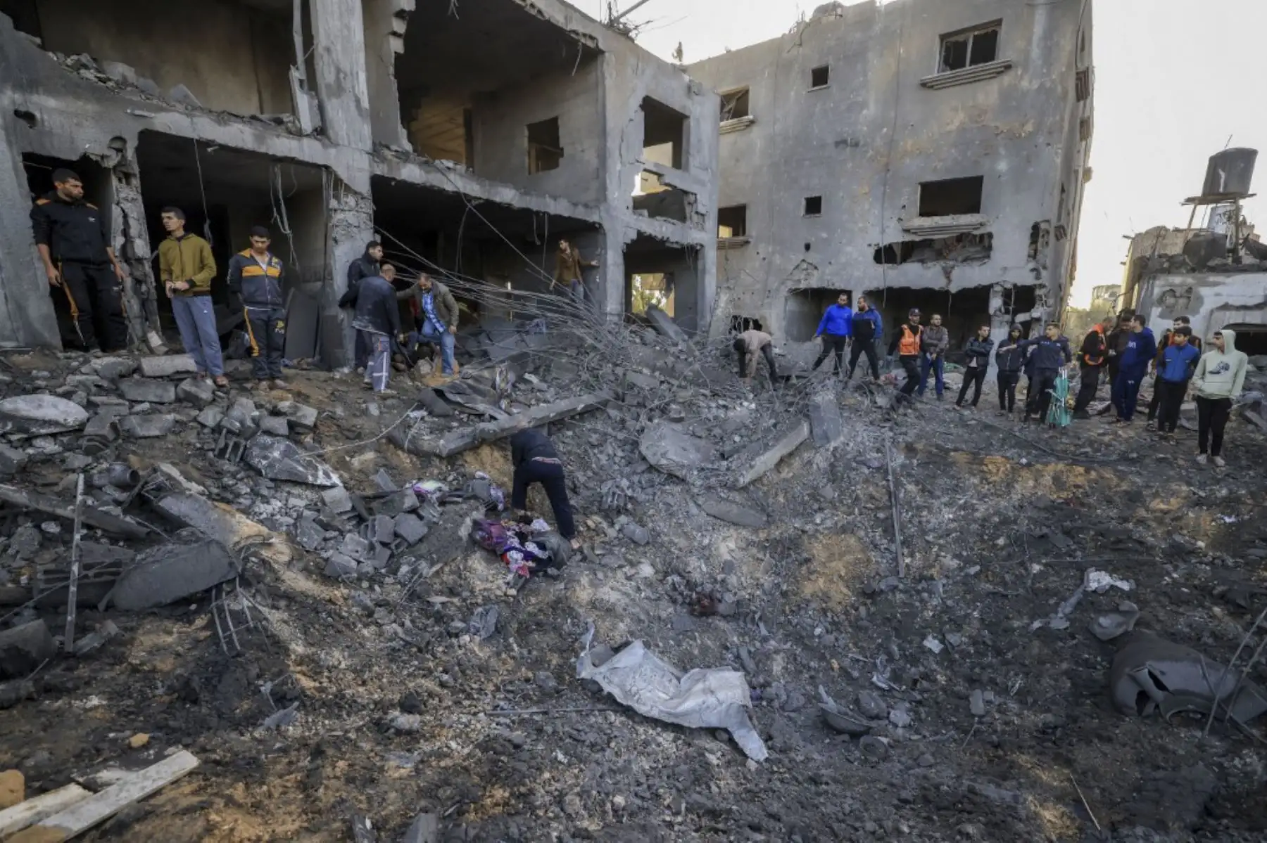 Los rescatistas buscan sobrevivientes entre los escombros de la casa de la familia al-Agha luego de un ataque israelí en Khan Yunis, en el sur de la Franja de Gaza, el 23 de noviembre de 2023, en medio de continuas batallas entre Israel y el grupo militante palestino Hamás. Foto: ANDINA/AFP