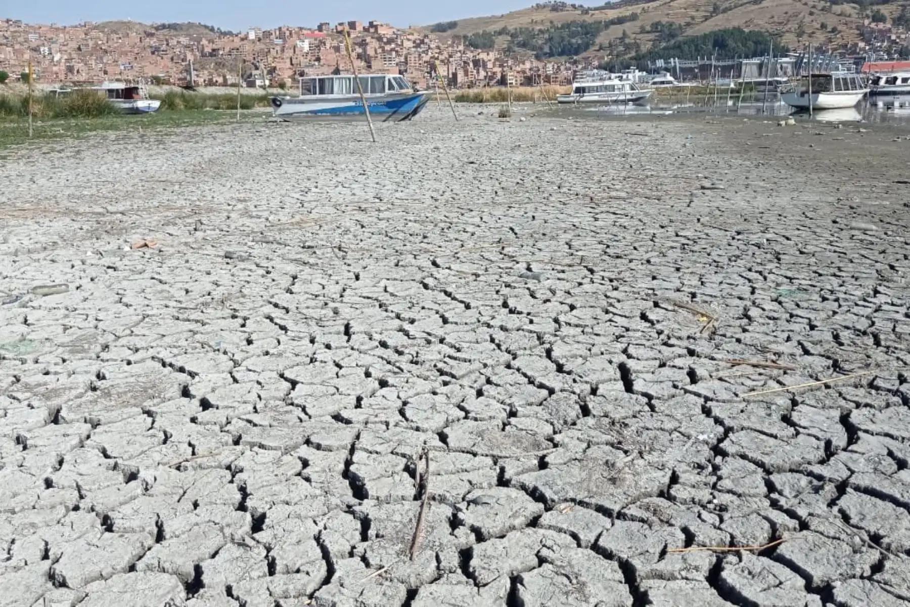 La Asociación de Transportistas Acuáticos Lacustres del Puerto Muelle de Puno alerta sobre una inminente crisis en más de cinco puertos de esta región que podrían quedar en tierra seca debido a la alarmante disminución del nivel del agua en el lago Titicaca a causa de la ausencia de lluvias. Foto: ANDINA/ Alberto Alejo Mamani