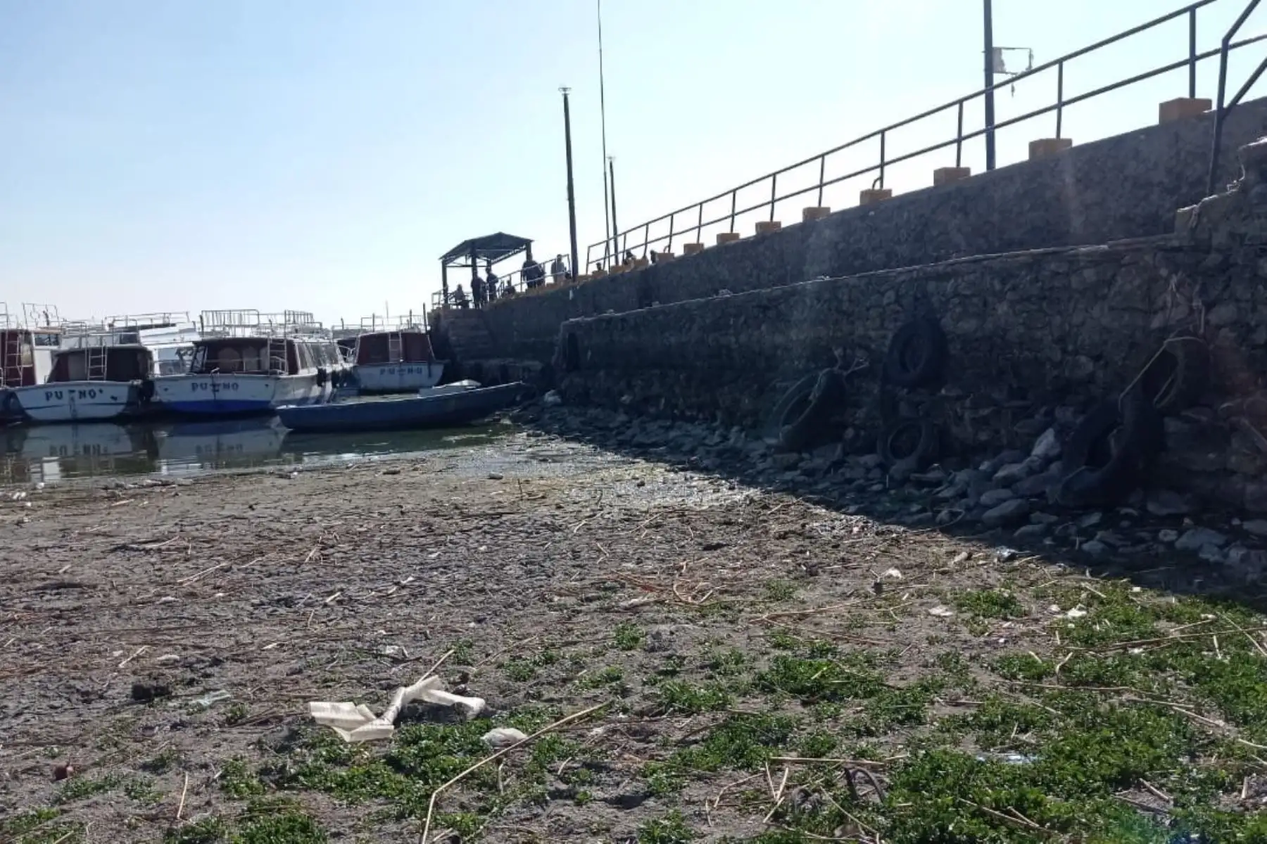 La Asociación de Transportistas Acuáticos Lacustres del Puerto Muelle de Puno alerta sobre una inminente crisis en más de cinco puertos de esta región que podrían quedar en tierra seca debido a la alarmante disminución del nivel del agua en el lago Titicaca a causa de la ausencia de lluvias. Foto: ANDINA/ Alberto Alejo Mamani