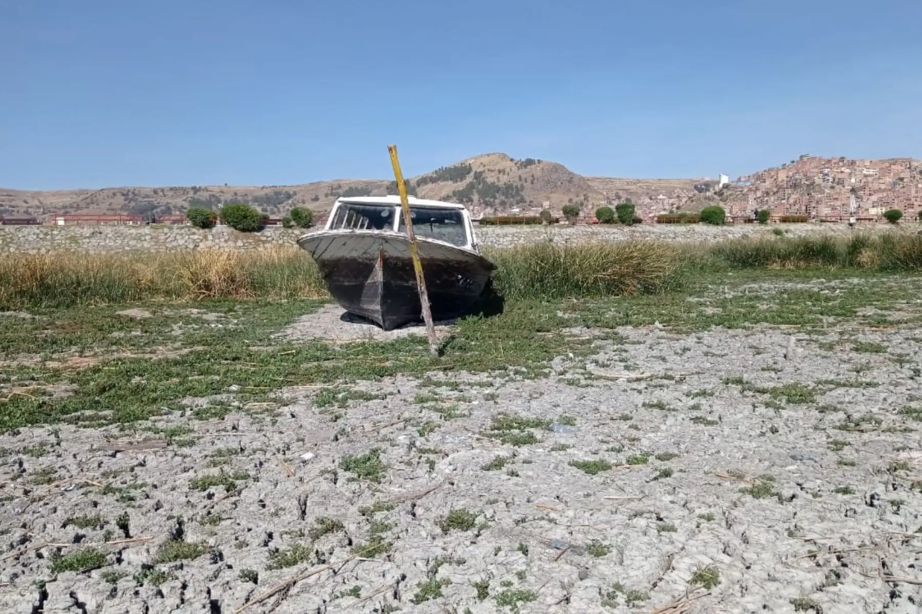 La Asociación de Transportistas Acuáticos Lacustres del Puerto Muelle de Puno alerta sobre una inminente crisis en más de cinco puertos de esta región que podrían quedar en tierra seca debido a la alarmante disminución del nivel del agua en el lago Titicaca a causa de la ausencia de lluvias. Foto: ANDINA/ Alberto Alejo Mamani