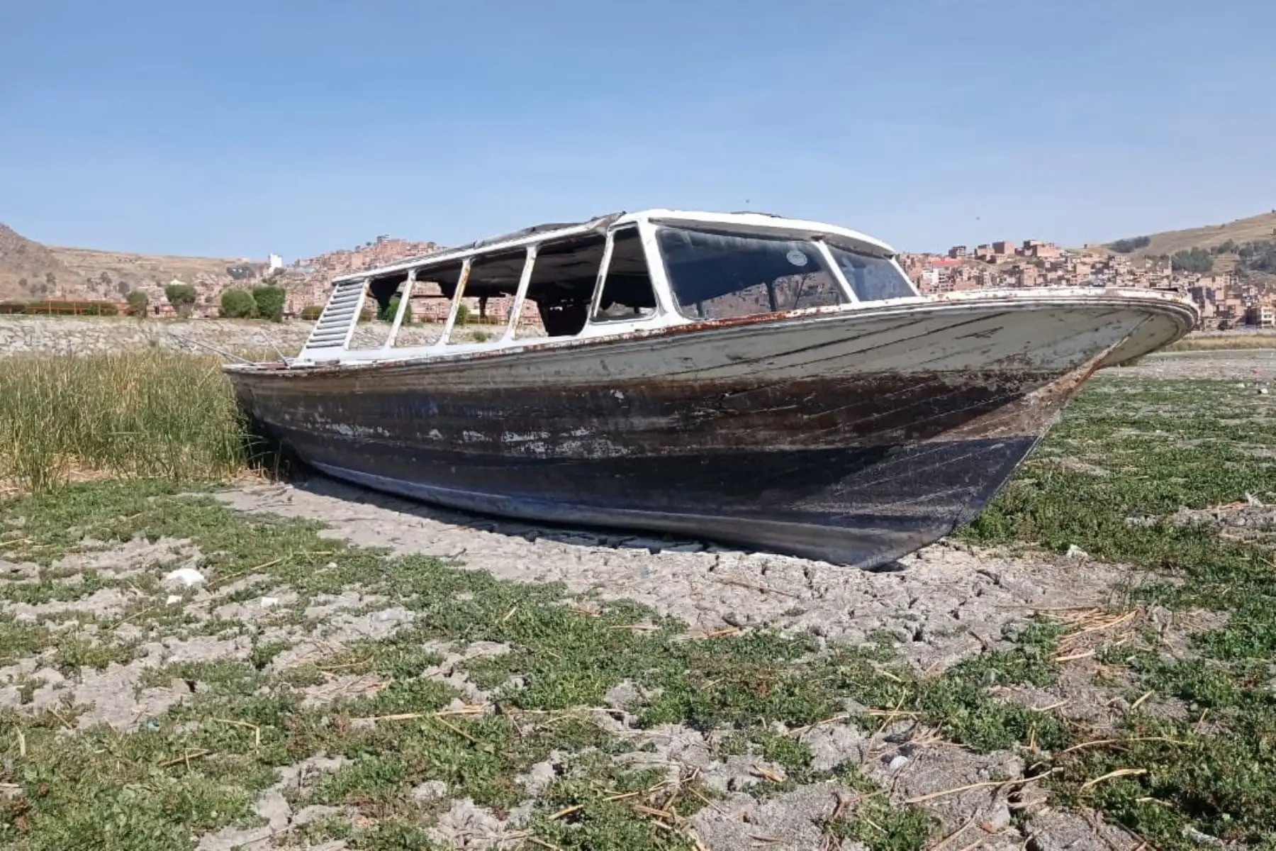 La Asociación de Transportistas Acuáticos Lacustres del Puerto Muelle de Puno alerta sobre una inminente crisis en más de cinco puertos de esta región que podrían quedar en tierra seca debido a la alarmante disminución del nivel del agua en el lago Titicaca a causa de la ausencia de lluvias. Foto: ANDINA/ Alberto Alejo Mamani