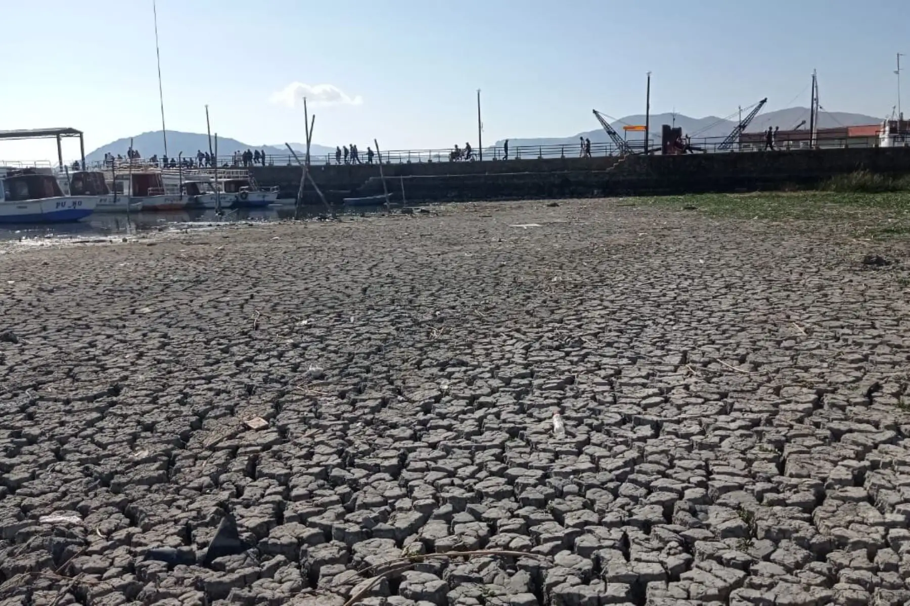 La Asociación de Transportistas Acuáticos Lacustres del Puerto Muelle de Puno alerta sobre una inminente crisis en más de cinco puertos de esta región que podrían quedar en tierra seca debido a la alarmante disminución del nivel del agua en el lago Titicaca a causa de la ausencia de lluvias. Foto: ANDINA/ Alberto Alejo Mamani