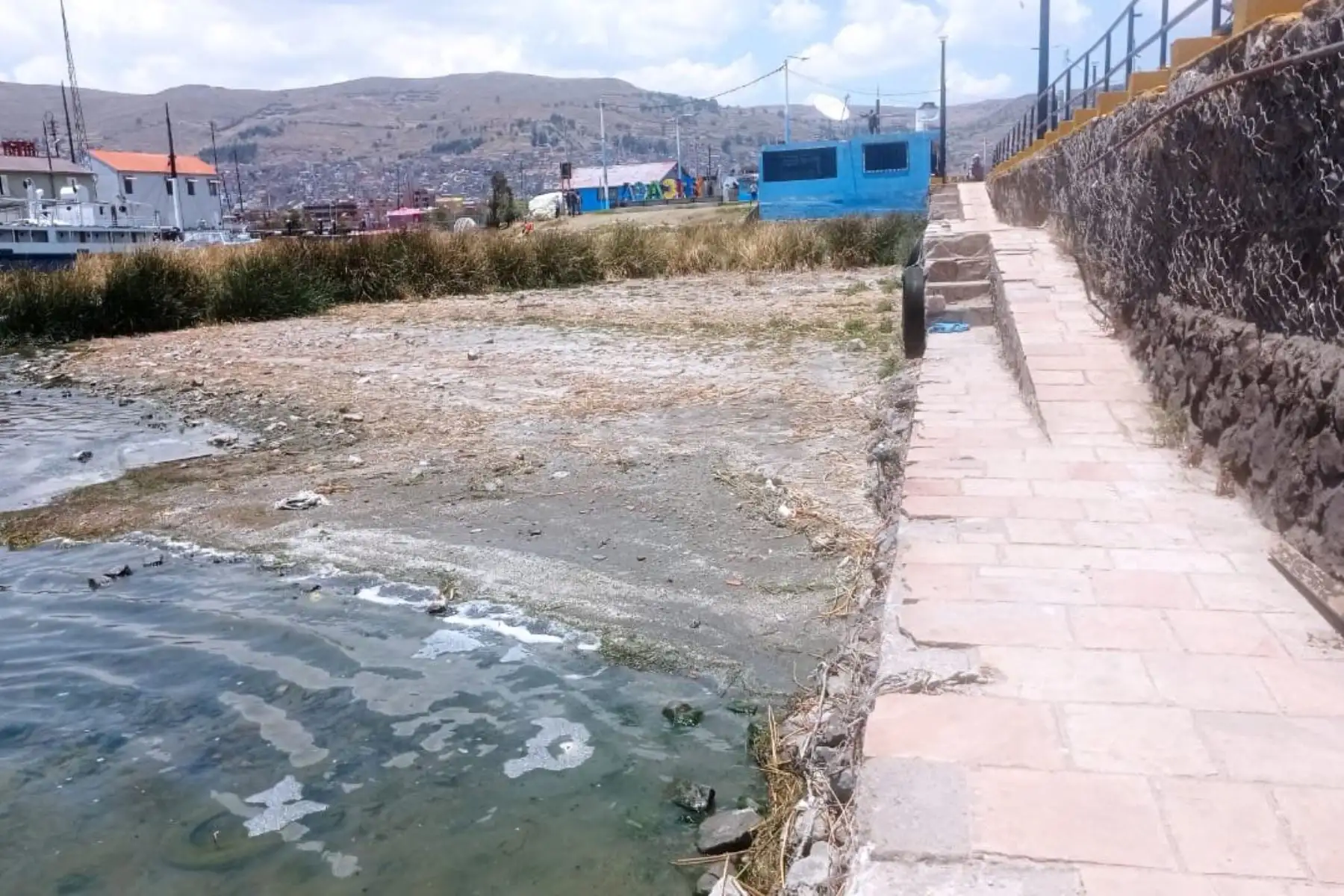 La Asociación de Transportistas Acuáticos Lacustres del Puerto Muelle de Puno alerta sobre una inminente crisis en más de cinco puertos de esta región que podrían quedar en tierra seca debido a la alarmante disminución del nivel del agua en el lago Titicaca a causa de la ausencia de lluvias. Foto: ANDINA/ Alberto Alejo Mamani