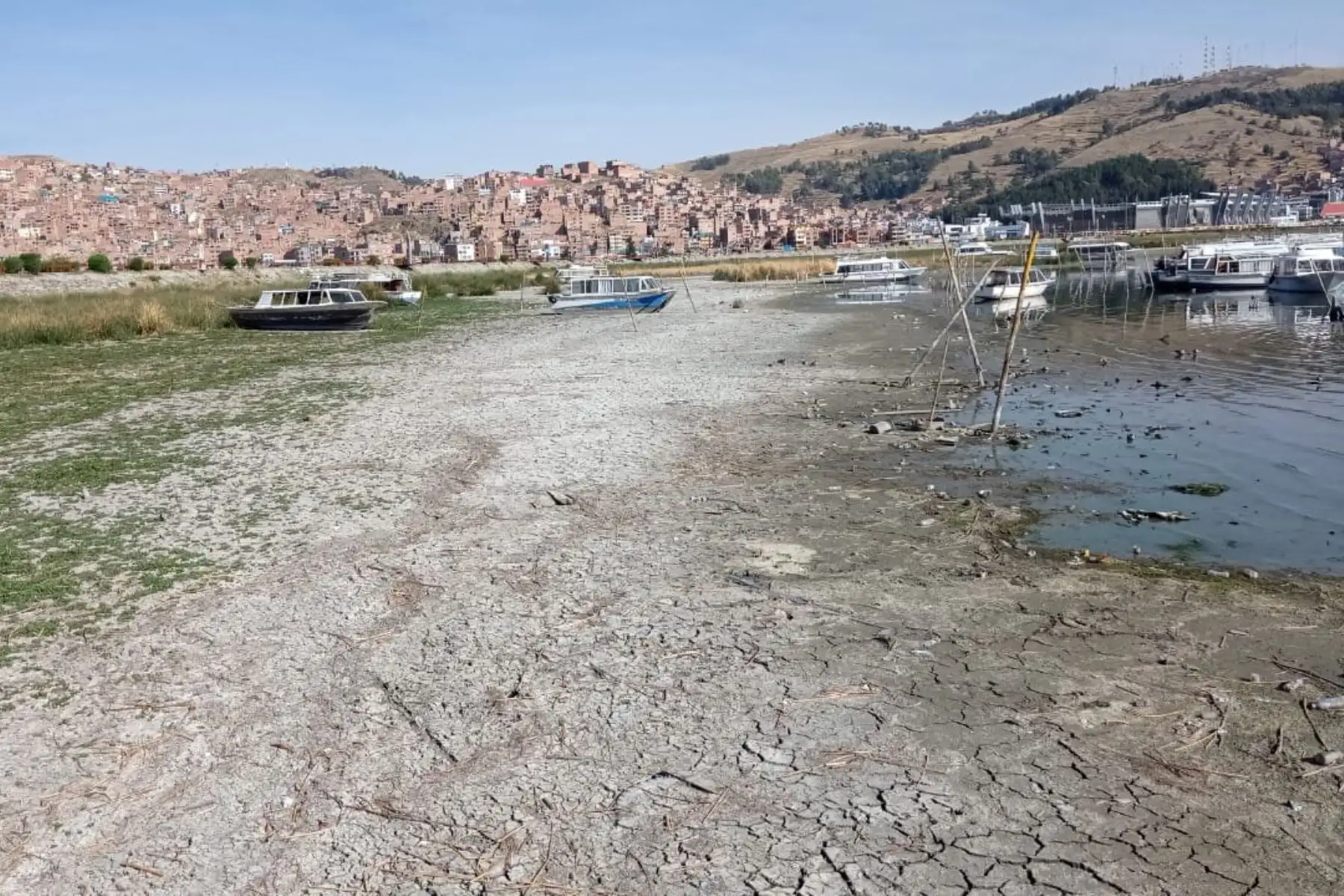 La Asociación de Transportistas Acuáticos Lacustres del Puerto Muelle de Puno alerta sobre una inminente crisis en más de cinco puertos de esta región que podrían quedar en tierra seca debido a la alarmante disminución del nivel del agua en el lago Titicaca a causa de la ausencia de lluvias. Foto: ANDINA/ Alberto Alejo Mamani