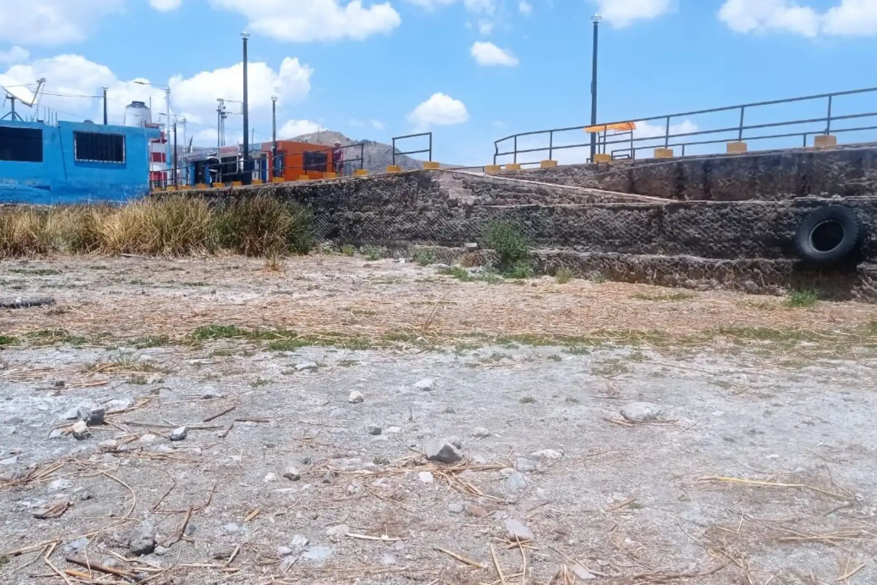 La Asociación de Transportistas Acuáticos Lacustres del Puerto Muelle de Puno alerta sobre una inminente crisis en más de cinco puertos de esta región que podrían quedar en tierra seca debido a la alarmante disminución del nivel del agua en el lago Titicaca a causa de la ausencia de lluvias. Foto: ANDINA/ Alberto Alejo Mamani