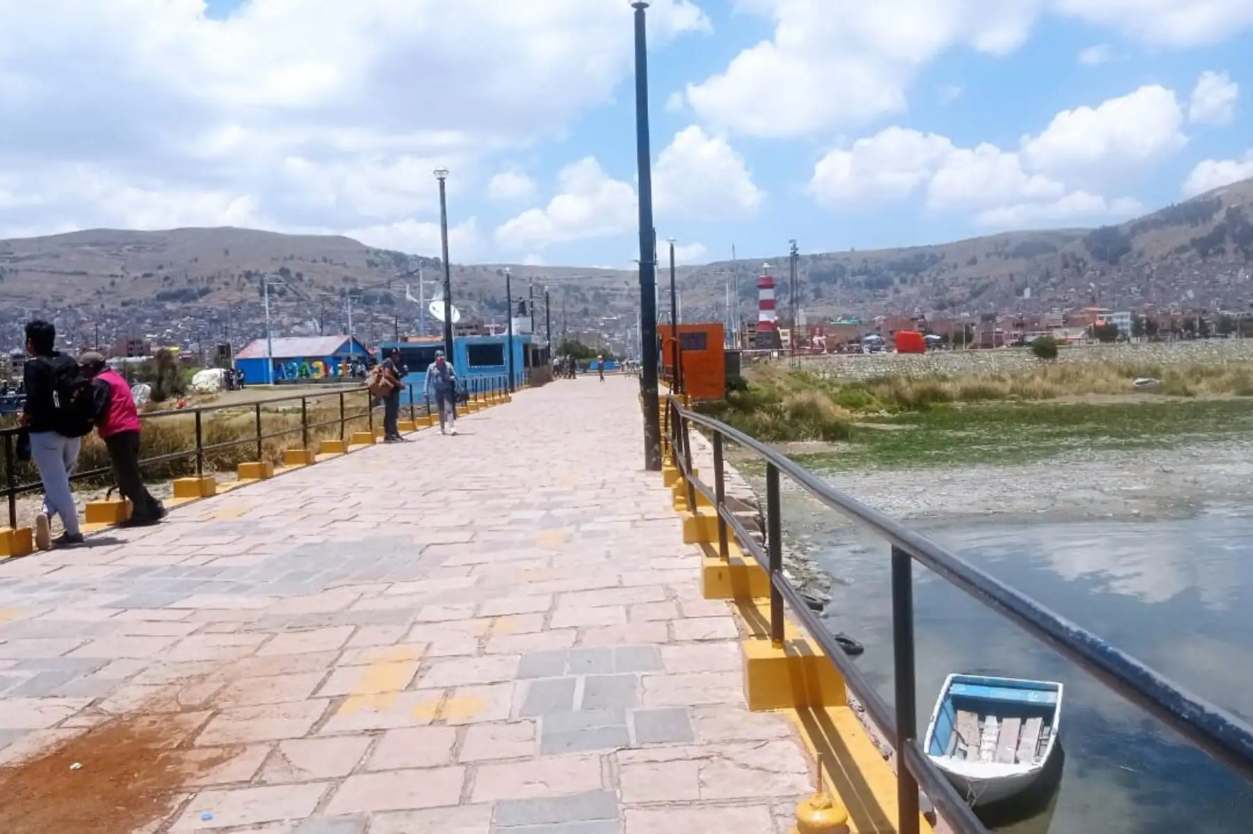 La Asociación de Transportistas Acuáticos Lacustres del Puerto Muelle de Puno alerta sobre una inminente crisis en más de cinco puertos de esta región que podrían quedar en tierra seca debido a la alarmante disminución del nivel del agua en el lago Titicaca a causa de la ausencia de lluvias. Foto: ANDINA/ Alberto Alejo Mamani