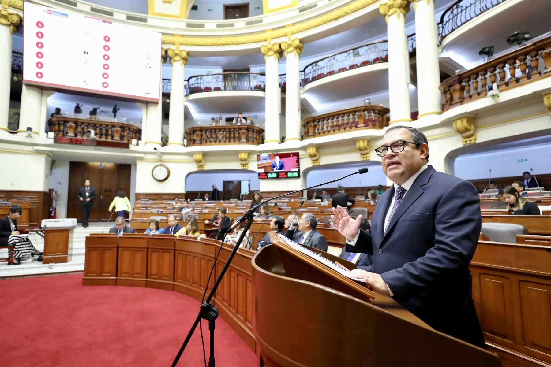 El jefe del Gabinete, Alberto Otárola, sustenta ante el Pleno del Congreso la Ley del Presupuesto Público para el Año Fiscal 2024. Foto: ANDINA/Congreso