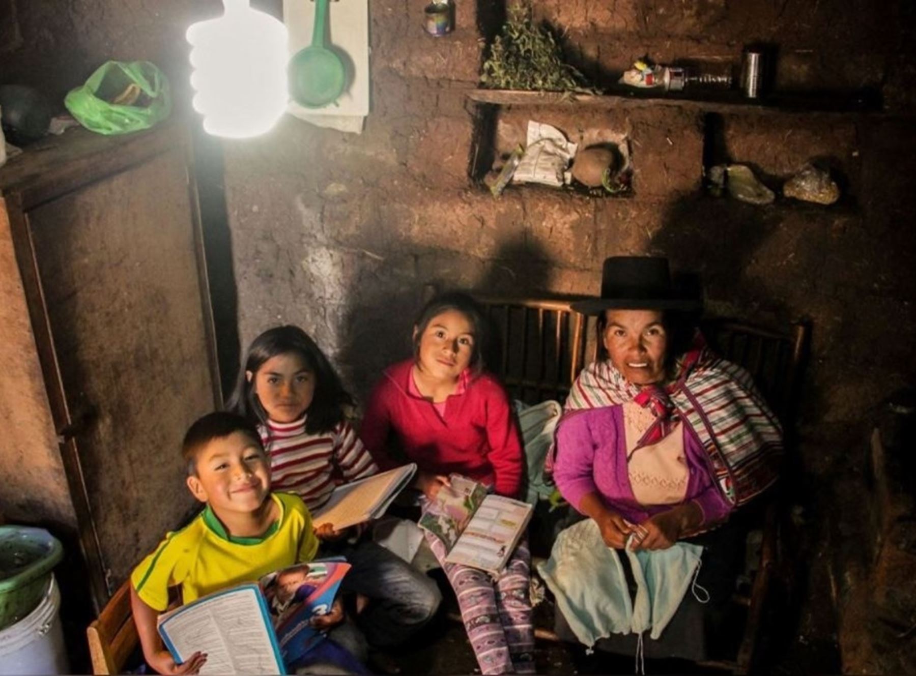 Ejecutan obras de electrificación rural en 17 caseríos del distrito de Sarín, en la sierra de la región La Libertad.