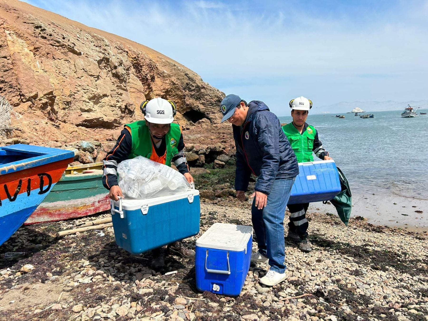 Especialistas del Imarpe, de la Diresa Áncash y del Comité de Monitoreo Ambiental de Huarmey realizaron hoy una toma de muestras de sedimentos marinos en la bahía de Huarmey para determinar presencia de arsénico en la zona. ANDINA/Difusión