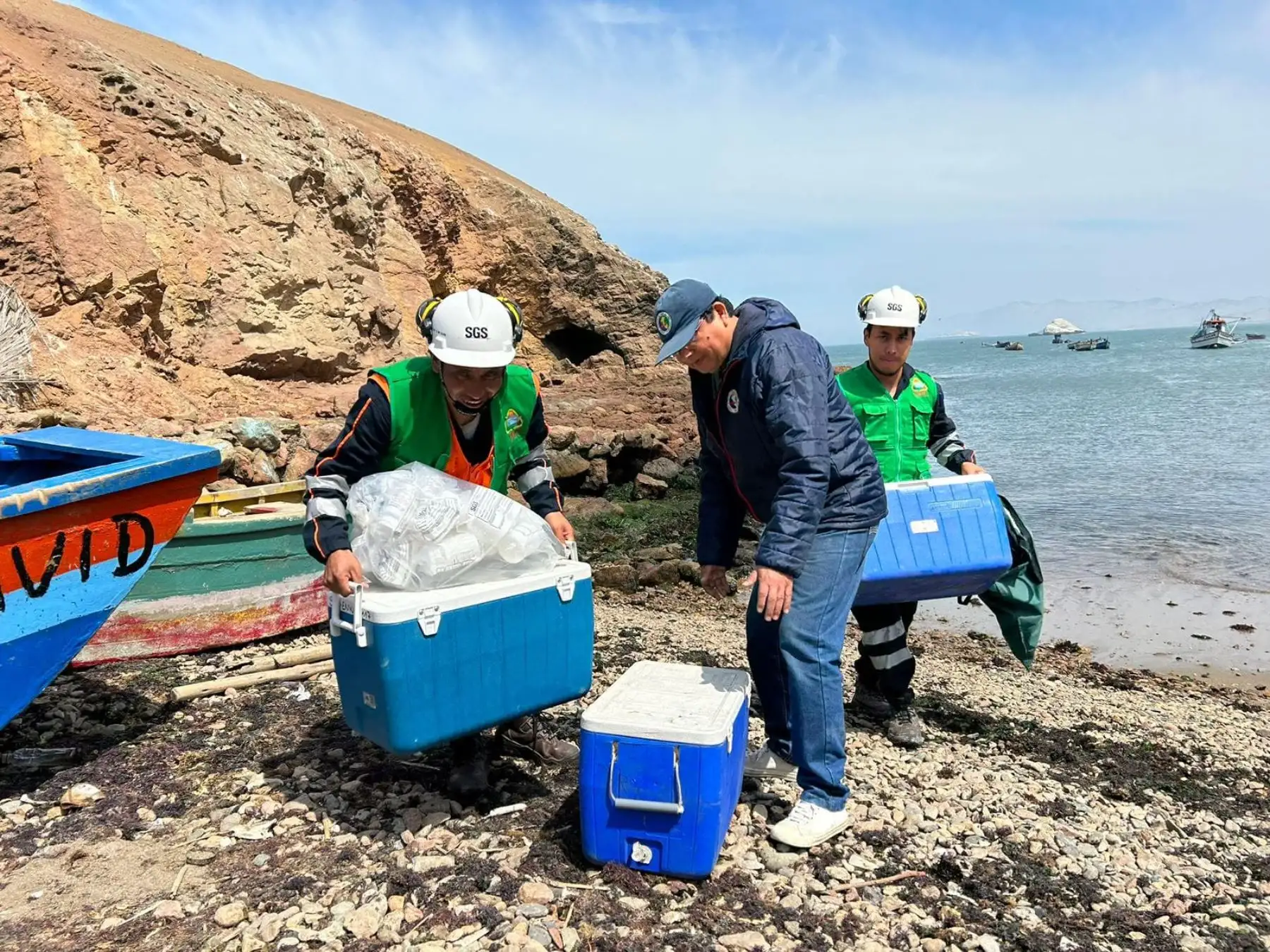 Especialistas del Imarpe, de la Diresa Áncash y del Comité de Monitoreo Ambiental de Huarmey realizaron hoy una toma de muestras de sedimentos marinos en la bahía de Huarmey para determinar presencia de arsénico en la zona. ANDINA/Difusión