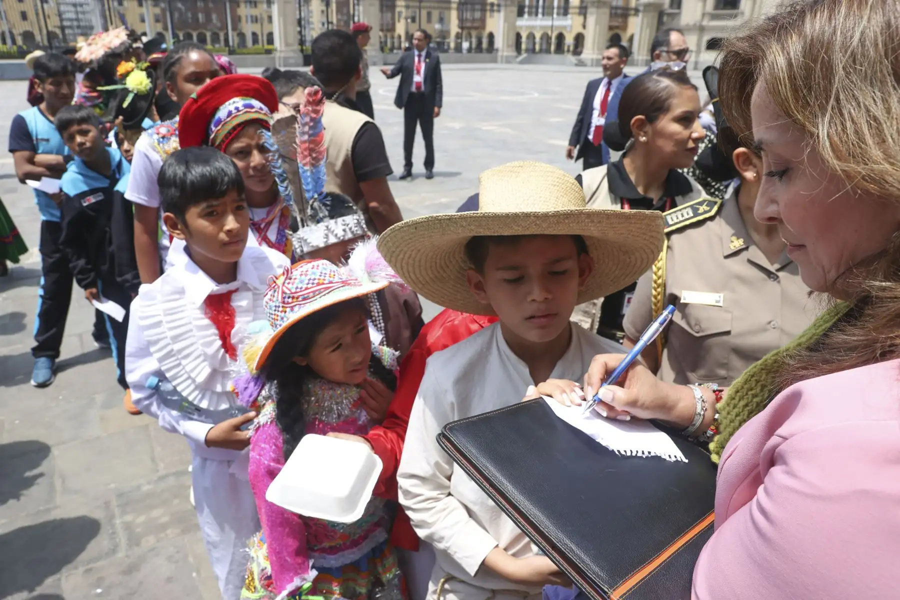 Presidenta Dina Boluarte comparte con niños y niñas del programa Tinkuy en Palacio de Gobierno. Foto: ANDINA/ Prensa Presidencia