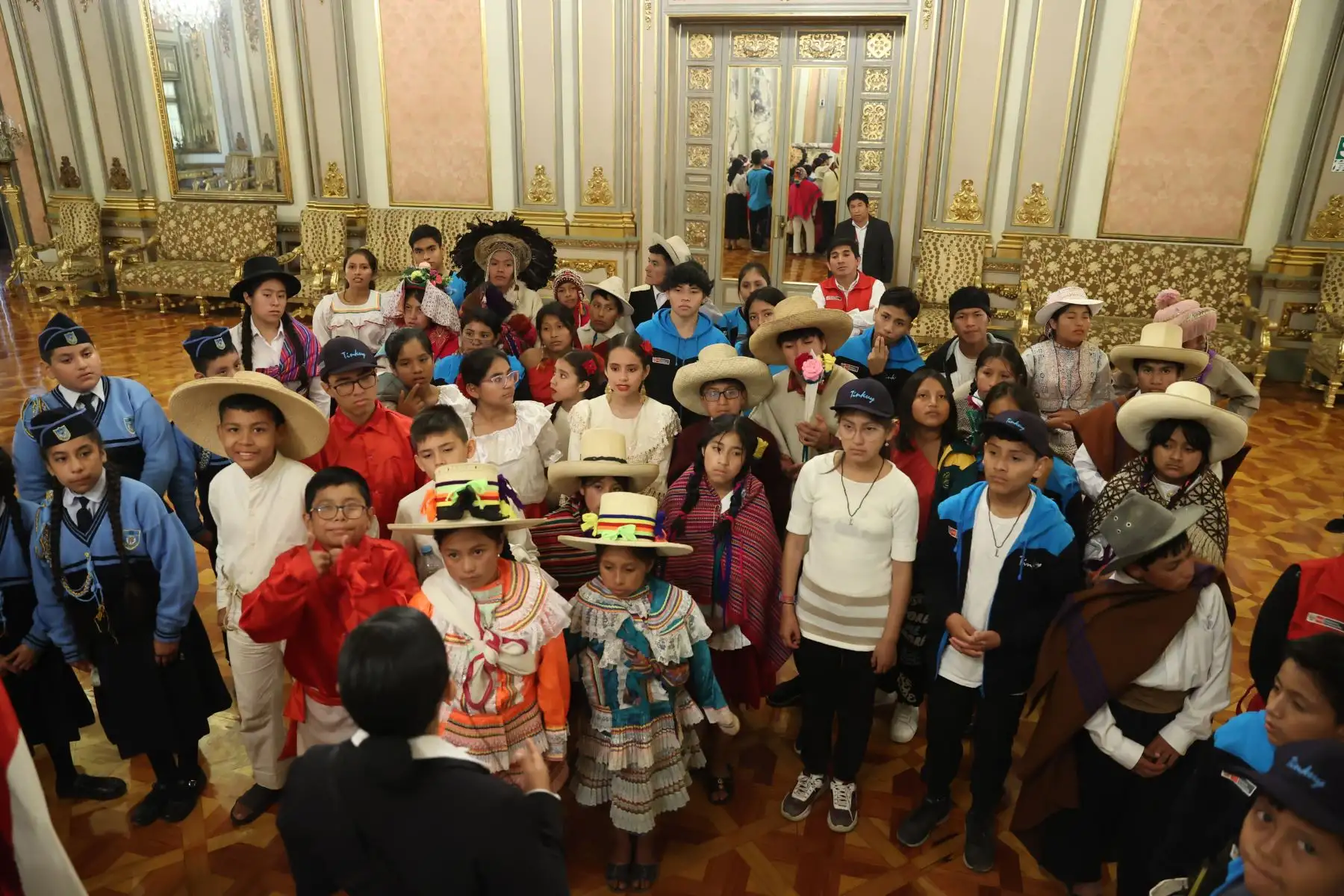 Presidenta Dina Boluarte comparte con niños y niñas del programa Tinkuy en Palacio de Gobierno. Foto: ANDINA/ Prensa Presidencia