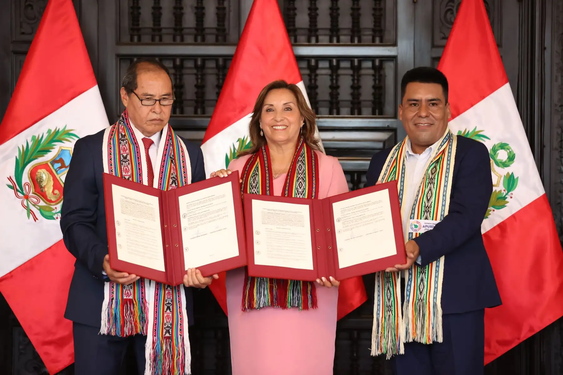 La presidenta Dina Boluarte participó en la ceremonia de suscripción del convenio de cooperación entre el Gobierno Regional de Apurímac y el ministerio de Energía y Minas  y destacó que, en el marco del plan Con Punche Perú, se han construido más de 800 kilómetros de nuevas redes de gas natural en seis meses de trabajo y que hasta ahora se han suscrito convenios con Cusco, Ayacucho, Junín, Huancavelica y Apurímac.
Foto: ANDINA/Presidencia Perú