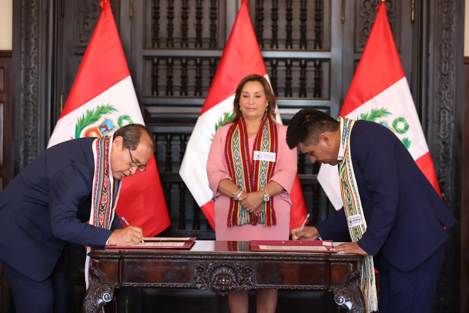 La presidenta Dina Boluarte participó en la ceremonia de suscripción del convenio de cooperación entre el Gobierno Regional de Apurímac y el ministerio de Energía y Minas  y destacó que, en el marco del plan Con Punche Perú, se han construido más de 800 kilómetros de nuevas redes de gas natural en seis meses de trabajo y que hasta ahora se han suscrito convenios con Cusco, Ayacucho, Junín, Huancavelica y Apurímac.
Foto: ANDINA/Presidencia Perú
