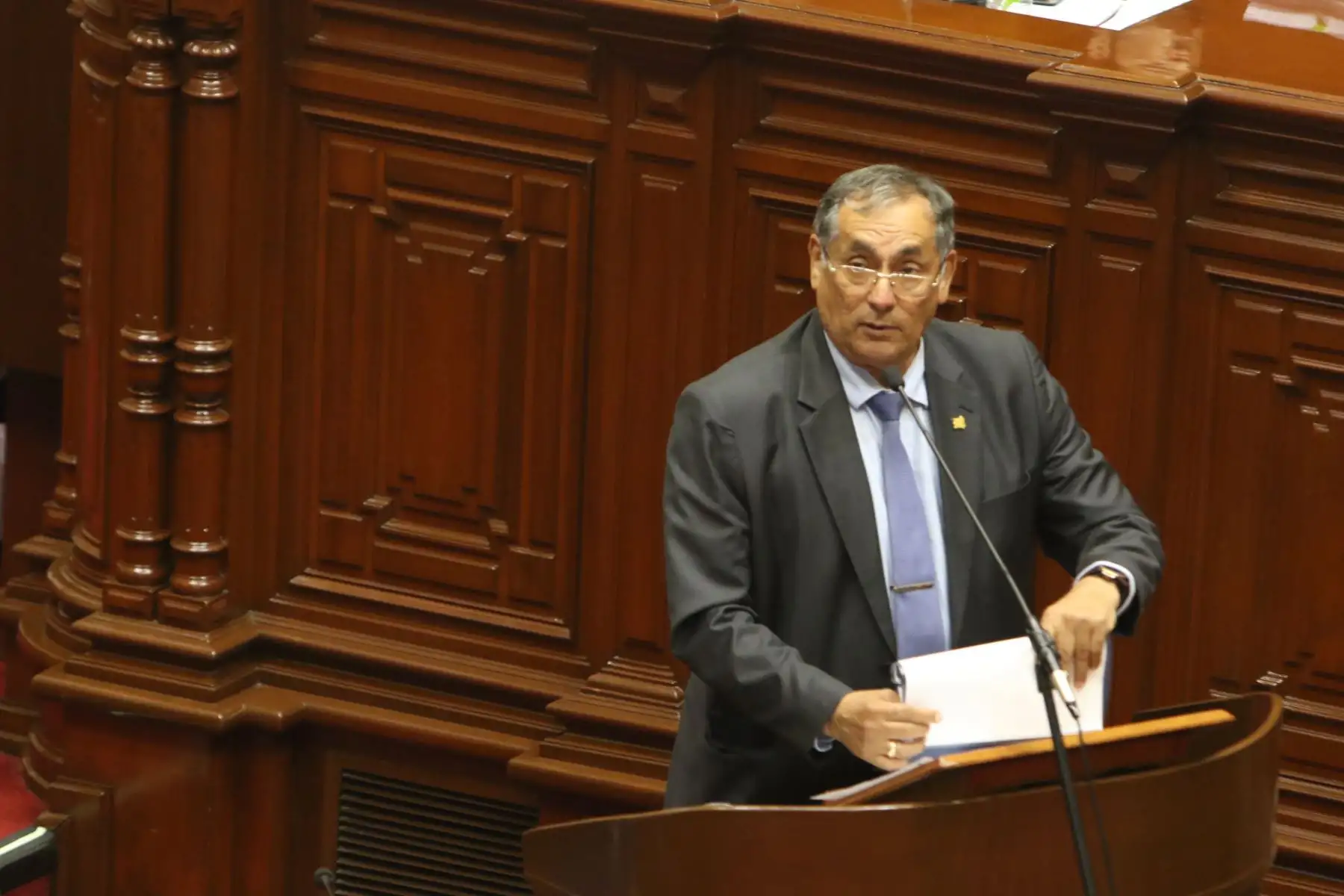 Ministro de Energía y Minas, Óscar Vera, expuso ante el Pleno del Congreso el presupuesto de su sector para el 2024.ANDINA/Héctor Vinces