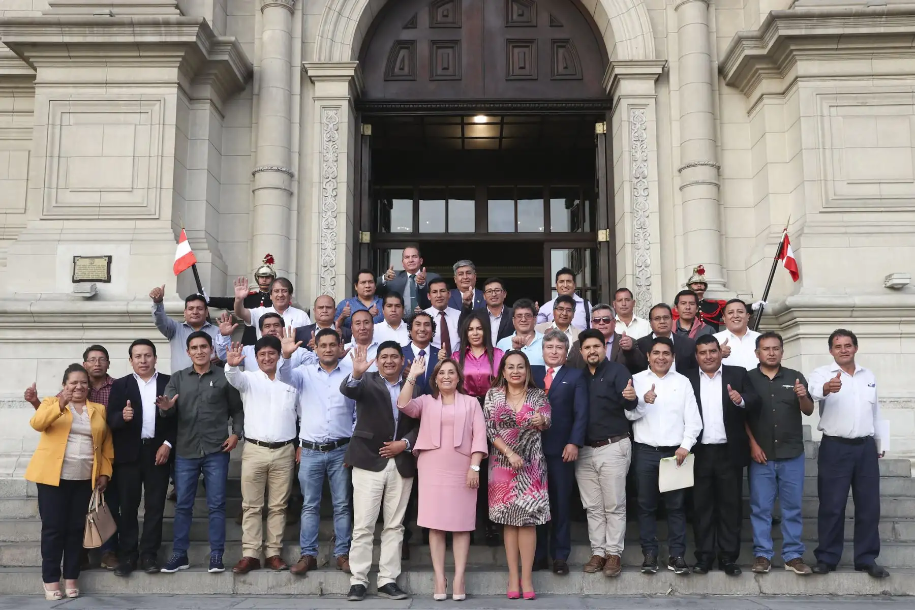 La presidenta Dina Boluarte sostuvo una reunión con más de 25 alcaldesas y alcaldes distritales y provinciales de la región de Áncash, para tratar sobre los proyectos de inversión pública de agua y saneamiento, transportes, agricultura y salud, así como las medidas para enfrentar el fenómeno El Niño.
Foto: ANDINA/Presidencia Perú