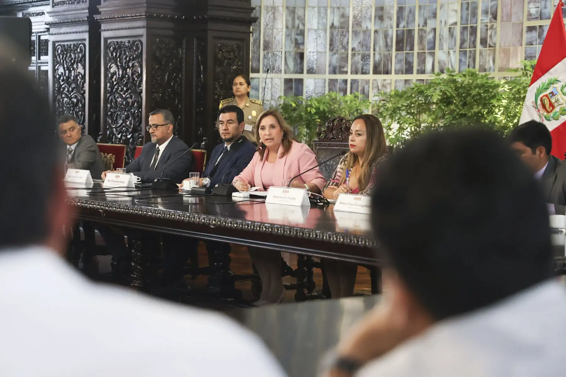 La presidenta Dina Boluarte sostuvo una reunión con más de 25 alcaldesas y alcaldes distritales y provinciales de la región de Áncash, para tratar sobre los proyectos de inversión pública de agua y saneamiento, transportes, agricultura y salud, así como las medidas para enfrentar el fenómeno El Niño.
Foto: ANDINA/Presidencia Perú