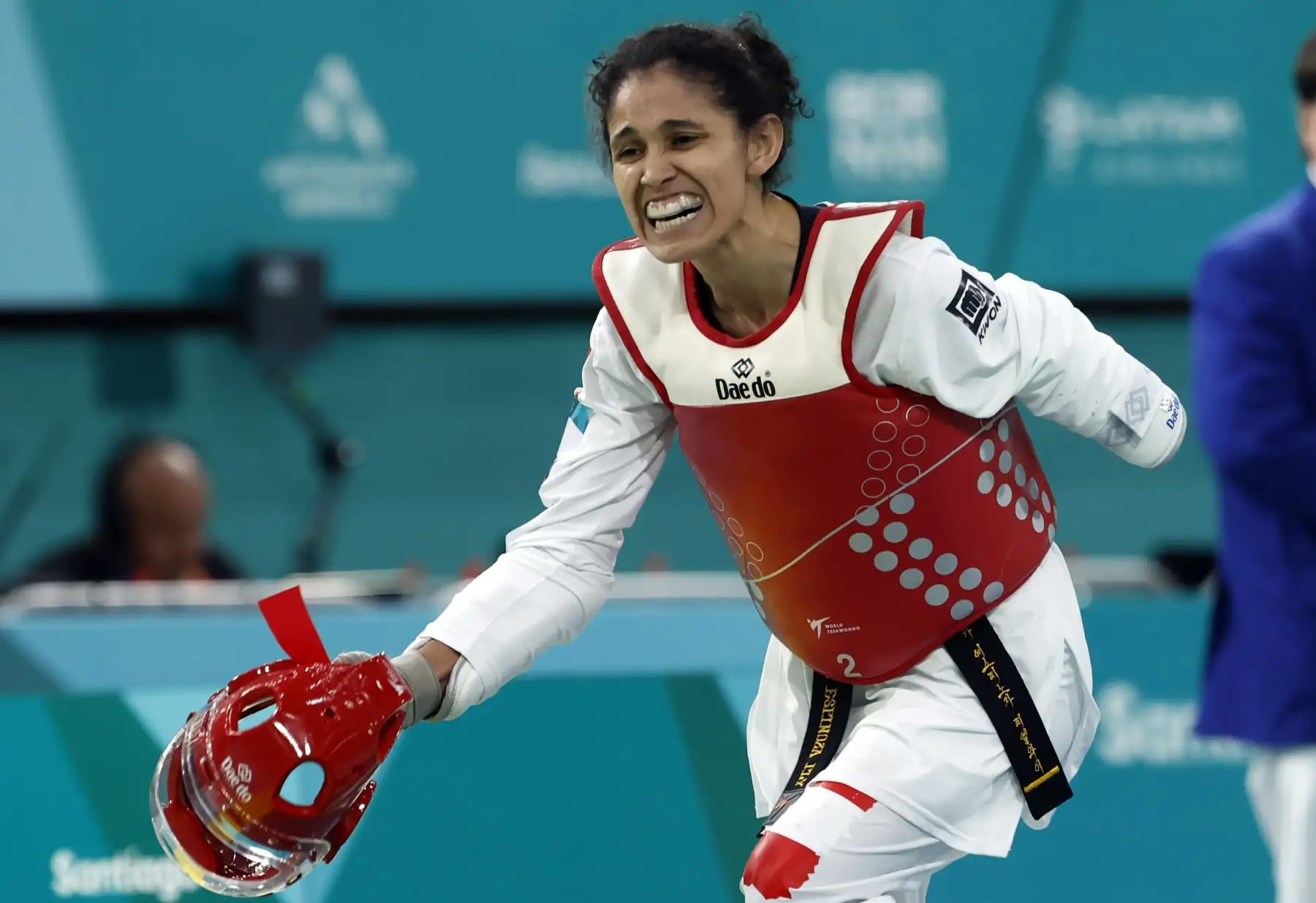 Angélica Espinoza deportista peruana festeja al vencer a Claudia Romero de México en la final de -47 kg de para taekwondo femenino hoy, en los Juegos Parapanamericanos de Santiago de Chile.
Foto: EFE