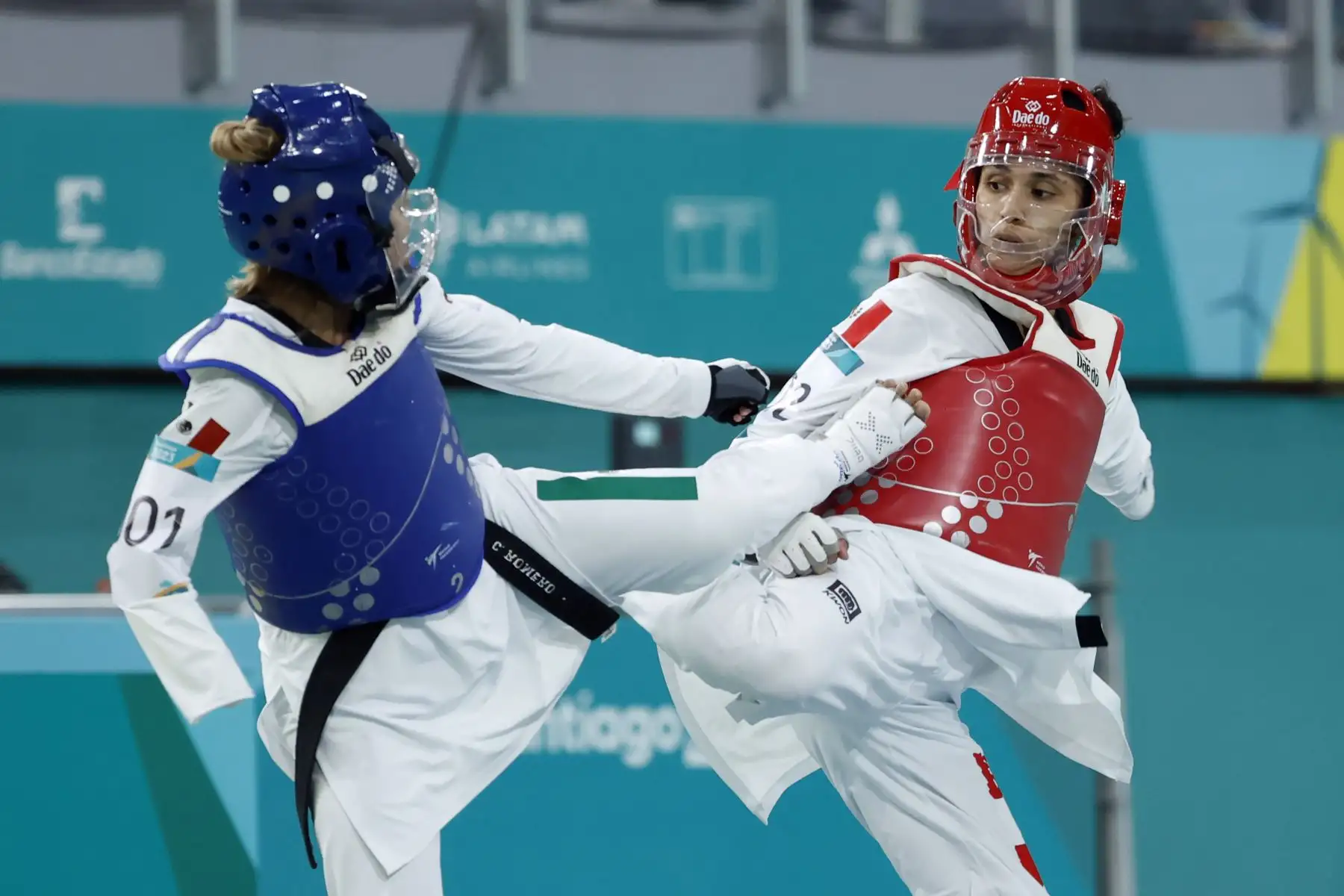 Angélica Espinoza de Perú enfrenta a Claudia Romero de México en la final de -47 kg de para taekwondo femenino hoy, en los Juegos Parapanamericanos de Santiago de Chile.
Foto: EFE