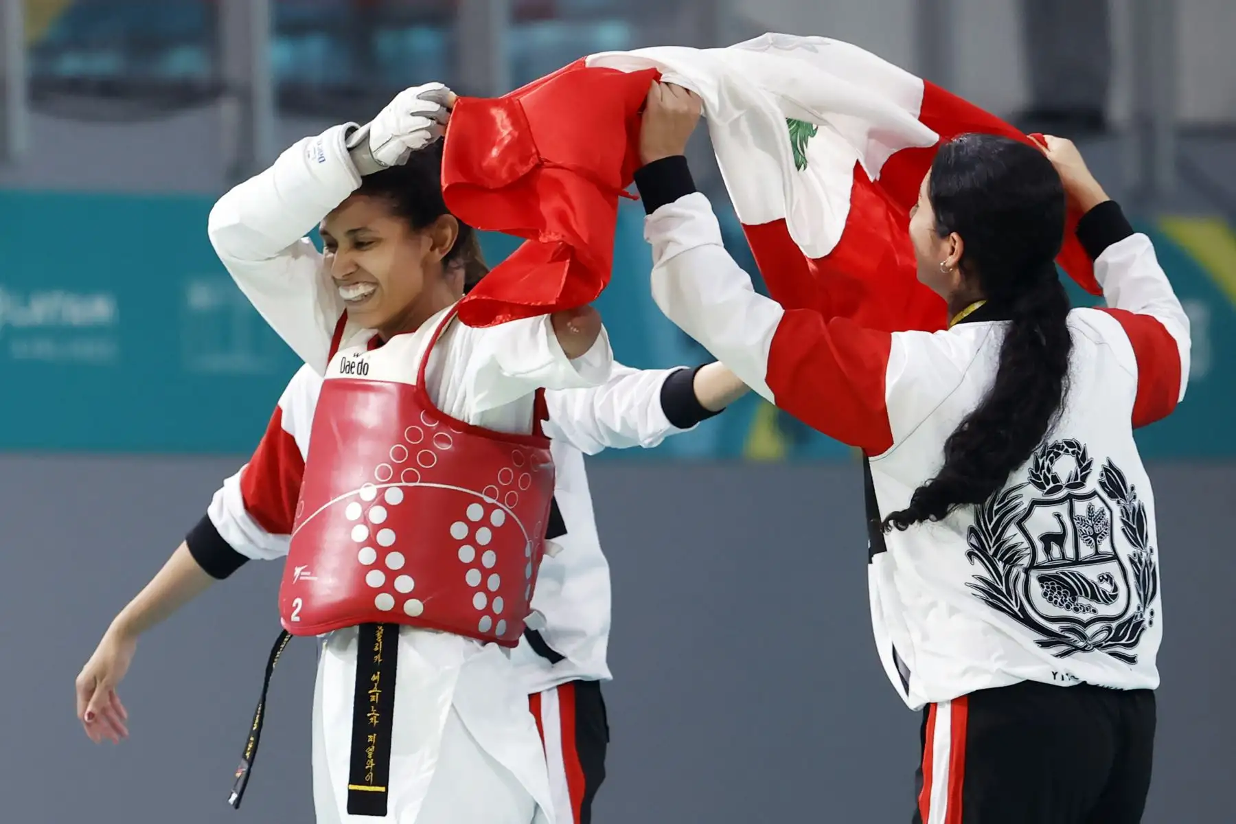 Angélica Espinoza de Perú enfrenta a Claudia Romero de México en la final de -47 kg de para taekwondo femenino hoy, en los Juegos Parapanamericanos de Santiago de Chile. 
Foto: EFE