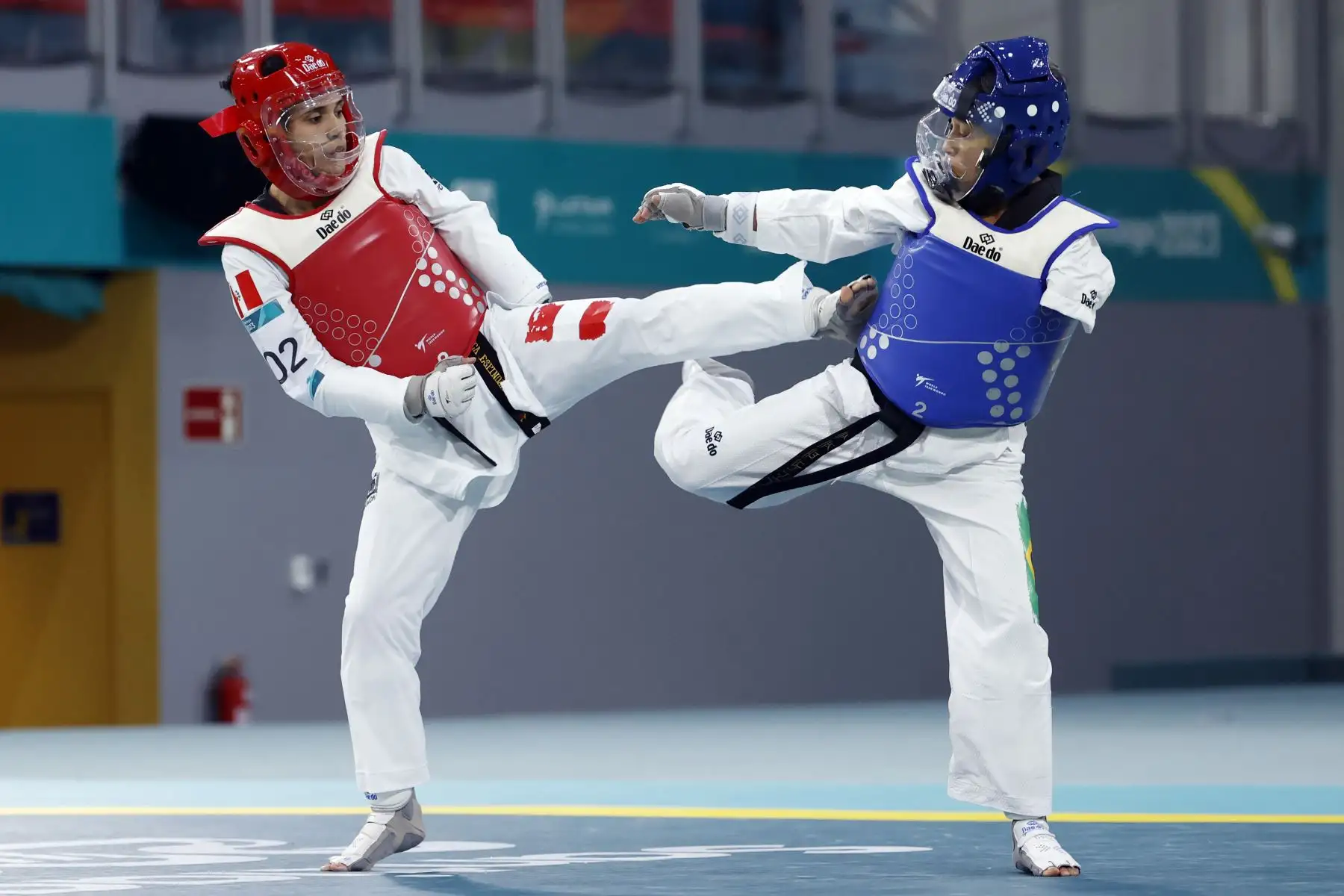 Angélica Espinoza de Perú enfrenta a Claudia Romero de México en la final de -47 kg de para taekwondo femenino hoy, en los Juegos Parapanamericanos de Santiago de Chile. 
Foto: EFE