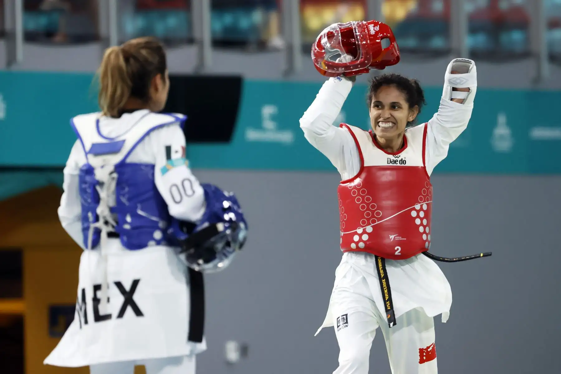 Angélica Espinoza deportista peruana festeja al vencer a Claudia Romero de México en la final de -47 kg de para taekwondo femenino hoy, en los Juegos Parapanamericanos de Santiago de Chile.
Foto: EFE