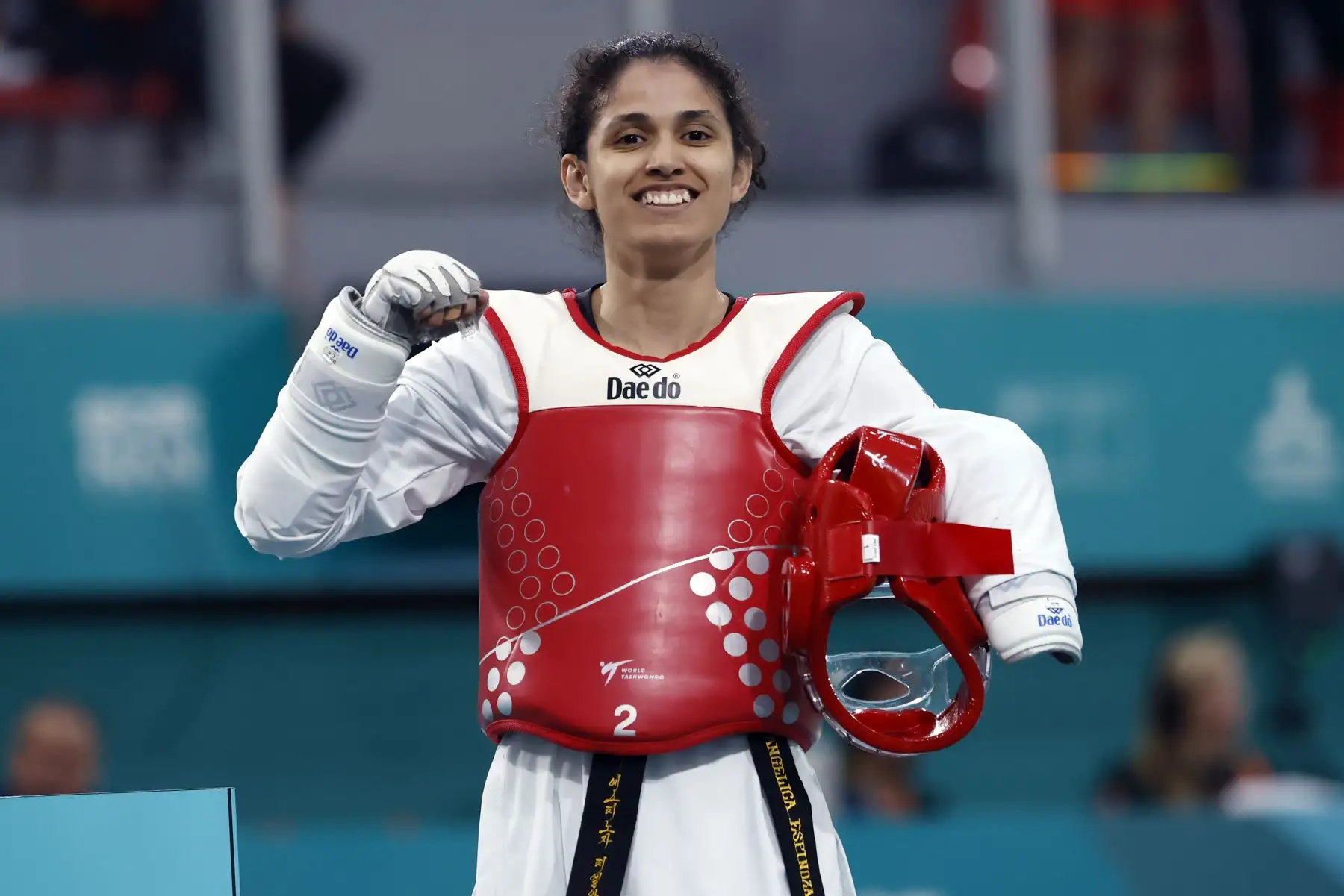 Angélica Espinoza deportista peruana celebra con la medalla de oro en para taekwondo hoy, en los Juegos Parapanamericanos de Santiago.
Foto: EFE