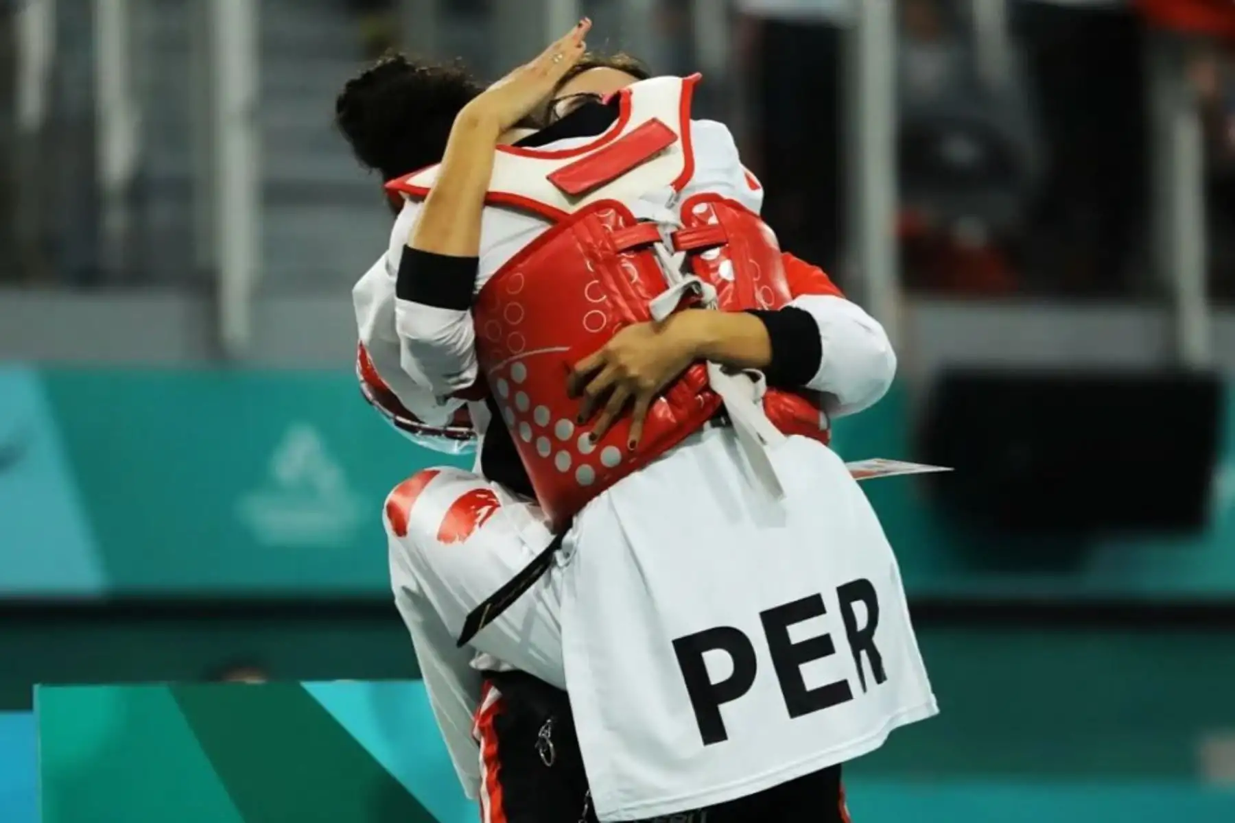 Angélica Espinoza deportista peruana festeja al vencer a Claudia Romero de México en la final de -47 kg de para taekwondo femenino hoy, en los Juegos Parapanamericanos de Santiago de Chile.
Foto: FDPTKD