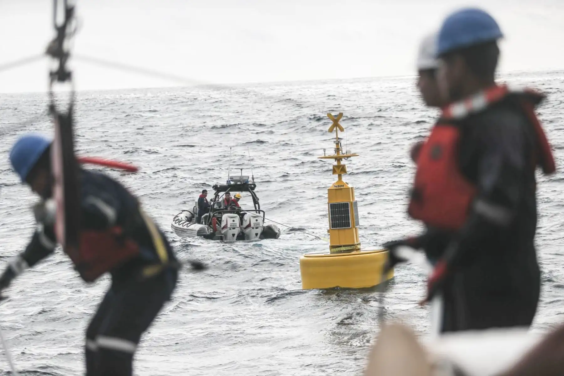 Personal de la Marina de Guerra del Perú destacado en el BAP Carrasco, buque de investigación científica de la armada peruana, completó el sembrado de la primera boya oceanográfica que hará el monitoreo del Fenómeno El Niño en el mar peruano. Foto: ANDINA/ Ricardo Cuba