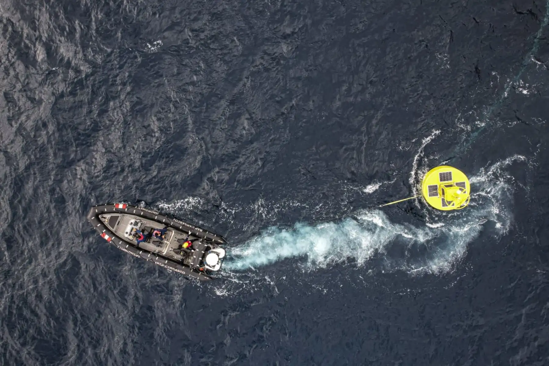 Personal de la Marina de Guerra del Perú destacado en el BAP Carrasco, buque de investigación científica de la armada peruana, completó el sembrado de la primera boya oceanográfica que hará el monitoreo del Fenómeno El Niño en el mar peruano. Foto: ANDINA/ Ricardo Cuba