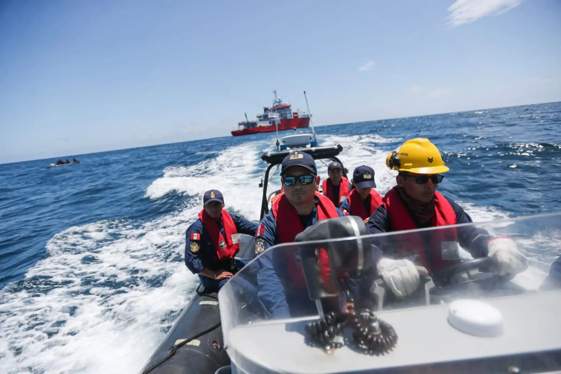 Nada detuvo a estos marinos para cumplir el objetivo de llegar a la tercera etapa, porque en esta unieron ambas boyas con una cuerda de nylon de 22 milímetros de diámetro.  Esta cuerda o cabo mide 1,500 metros de largo, y puede resistir el peso de piezas náuticas de 10 toneladas. Foto: ANDINA/ Ricardo Cuba