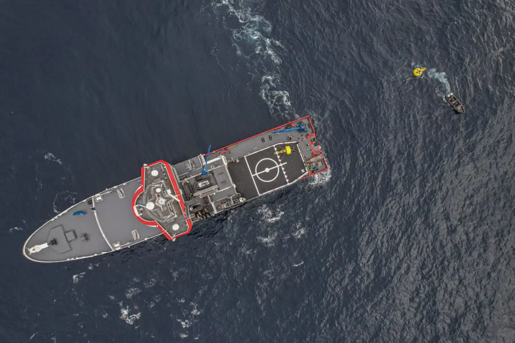 Nada detuvo a estos marinos para cumplir el objetivo de llegar a la tercera etapa, porque en esta unieron ambas boyas con una cuerda de nylon de 22 milímetros de diámetro. Esta cuerda o cabo mide 1,500 metros de largo, y puede resistir el peso de piezas náuticas de 10 toneladas. Foto: ANDINA/ Ricardo Cuba